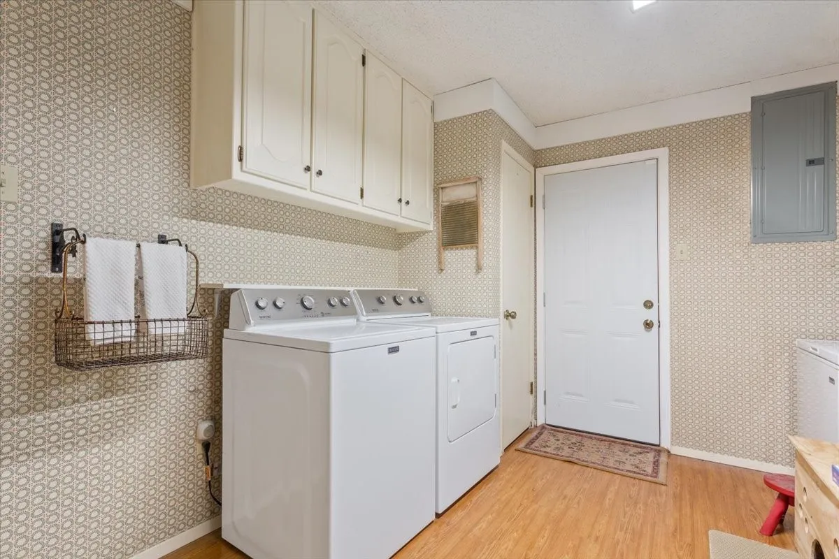 Single Family Residence For Sale in Mc Lennan County , 435 ELMWOOD Road, Woodway, Texas 76712, 4 Bedroom, 3 Bathroom, 2 Garage spaces, 3,178 Sqft, built in 1976, mls#21399468, Real Estate Agent in Woodway, Homes For Sale in Mc Lennan county, Homes For Sale in Woodway, Realtor in Woodway Texas, Real Estate Brokerage Independent Realty Texas, Luminita Cordes Realtor