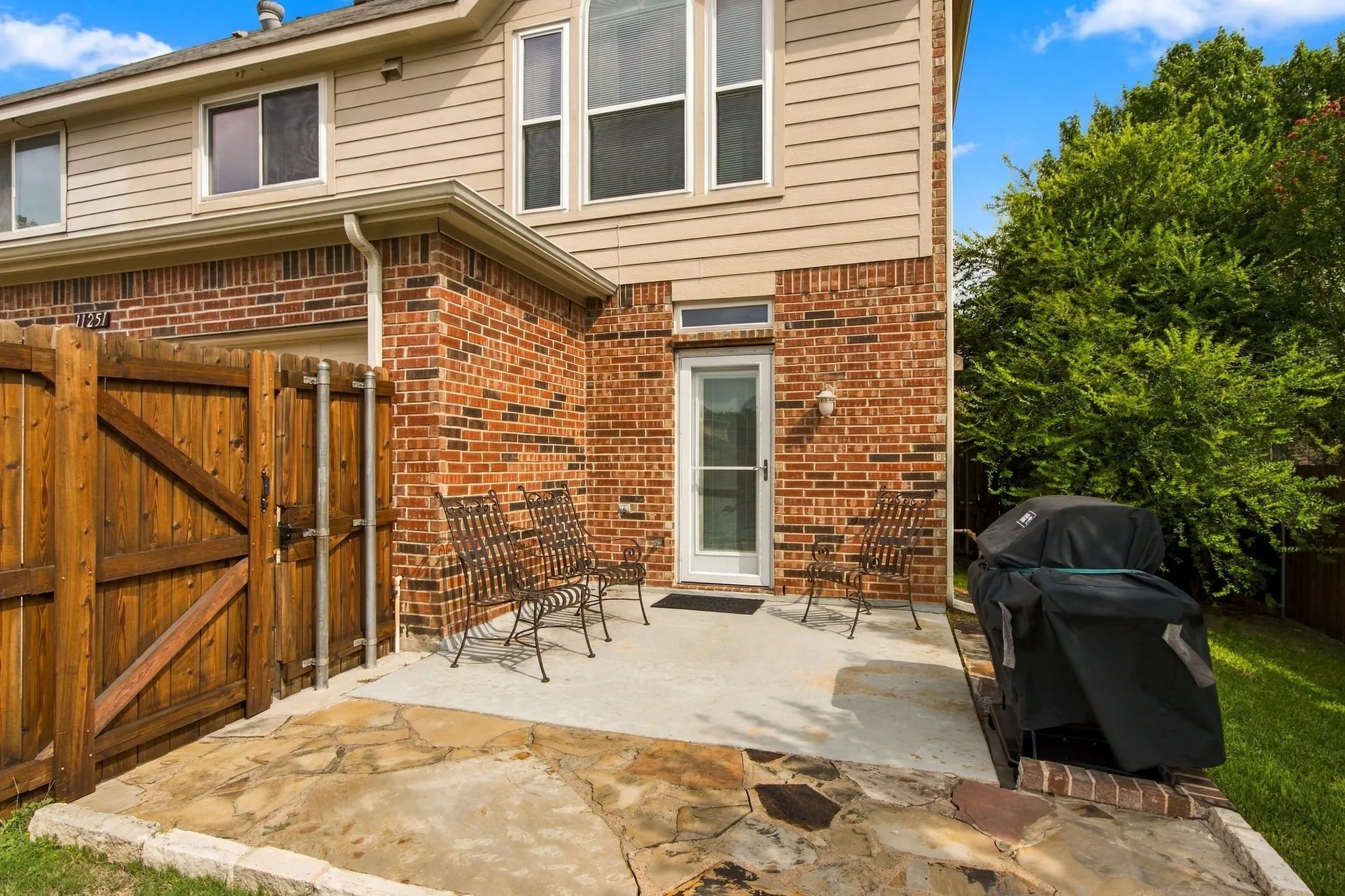 Single Family Residence For Sale in Collin County , 11251 Chaucer Drive, Frisco, Texas 75035, 4 Bedroom, 3 Bathroom, 2 Garage spaces, 1,901 Sqft, built in 2003, mls#21396838, Real Estate Agent in Frisco, Homes For Sale in Collin county, Homes For Sale in Frisco, Realtor in Frisco Texas, Real Estate Brokerage Independent Realty Texas, Luminita Cordes Realtor