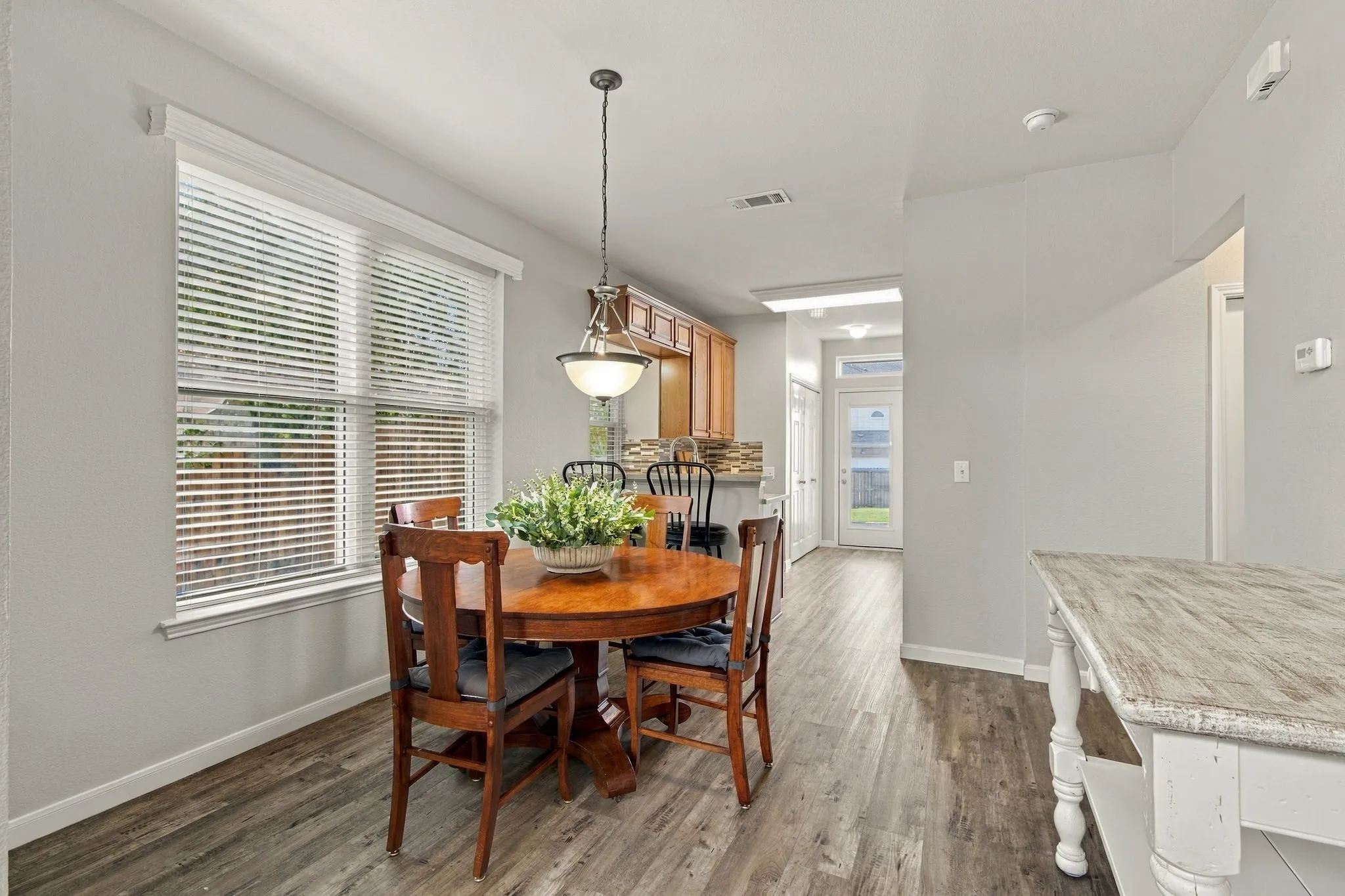 Single Family Residence For Sale in Collin County , 11251 Chaucer Drive, Frisco, Texas 75035, 4 Bedroom, 3 Bathroom, 2 Garage spaces, 1,901 Sqft, built in 2003, mls#21396838, Real Estate Agent in Frisco, Homes For Sale in Collin county, Homes For Sale in Frisco, Realtor in Frisco Texas, Real Estate Brokerage Independent Realty Texas, Luminita Cordes Realtor