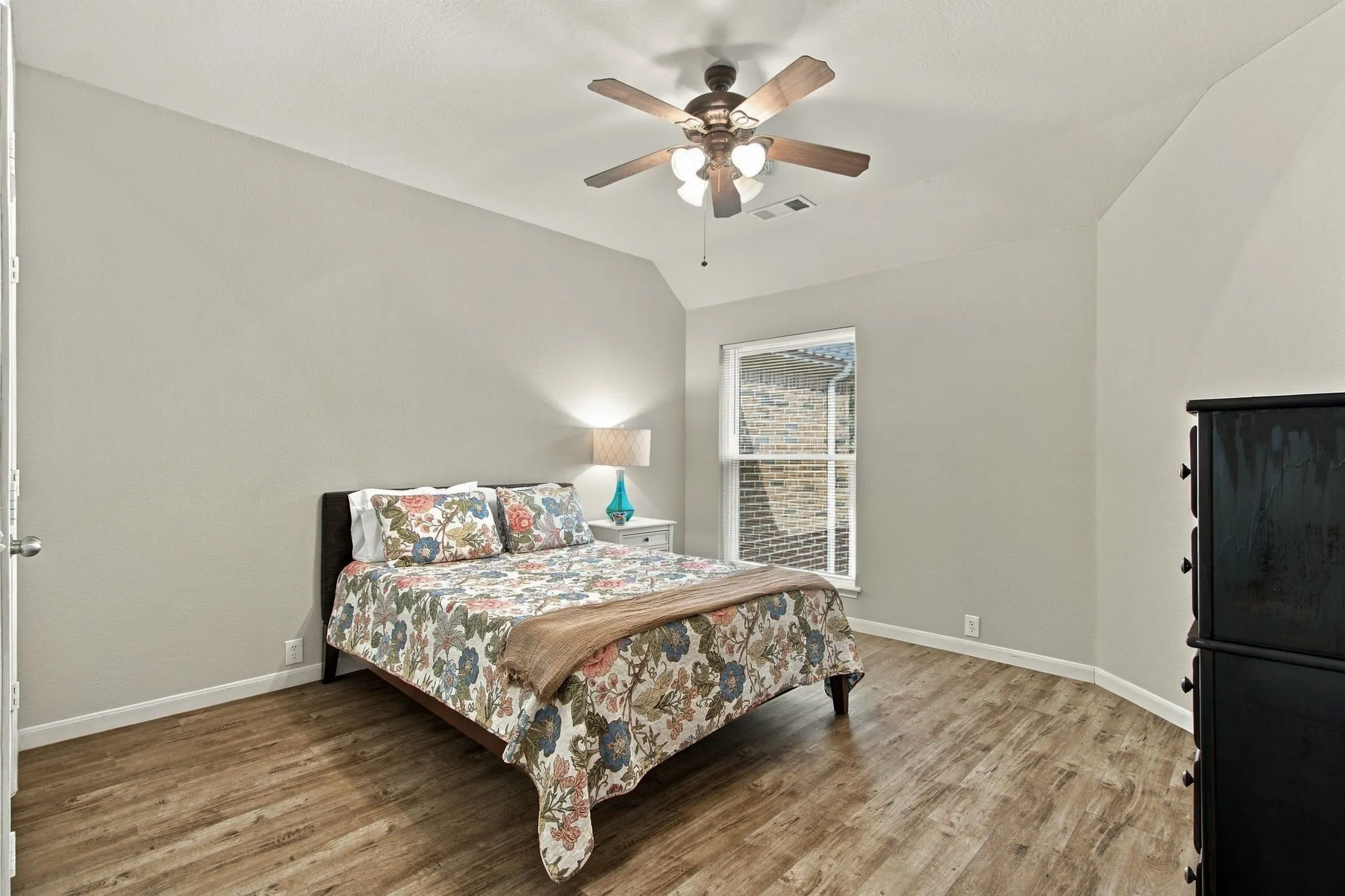 Single Family Residence For Sale in Collin County , 11251 Chaucer Drive, Frisco, Texas 75035, 4 Bedroom, 3 Bathroom, 2 Garage spaces, 1,901 Sqft, built in 2003, mls#21396838, Real Estate Agent in Frisco, Homes For Sale in Collin county, Homes For Sale in Frisco, Realtor in Frisco Texas, Real Estate Brokerage Independent Realty Texas, Luminita Cordes Realtor