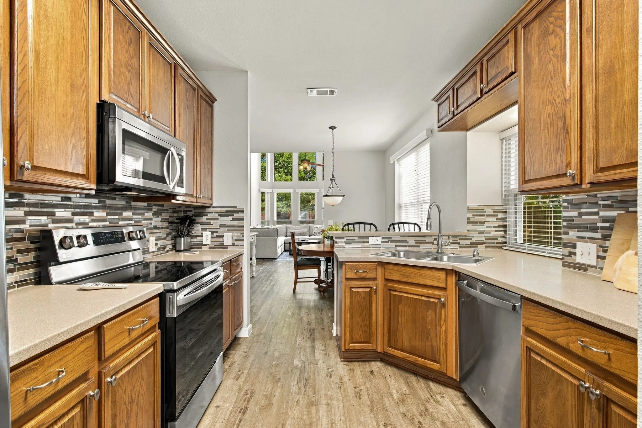 Single Family Residence For Sale in Collin County , 11251 Chaucer Drive, Frisco, Texas 75035, 4 Bedroom, 3 Bathroom, 2 Garage spaces, 1,901 Sqft, built in 2003, mls#21396838, Real Estate Agent in Frisco, Homes For Sale in Collin county, Homes For Sale in Frisco, Realtor in Frisco Texas, Real Estate Brokerage Independent Realty Texas, Luminita Cordes Realtor