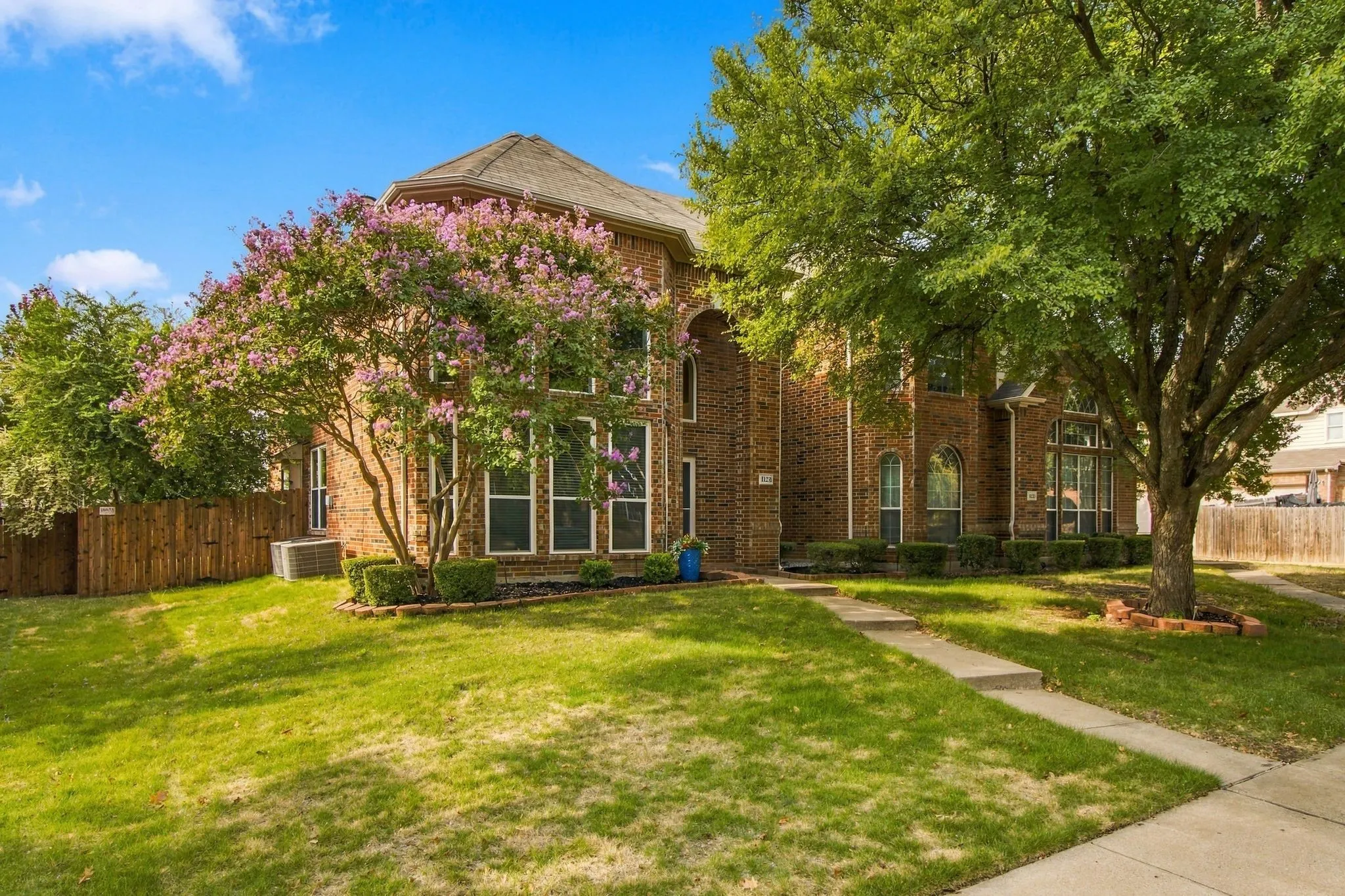 Single Family Residence For Sale in Collin County , 11251 Chaucer Drive, Frisco, Texas 75035, 4 Bedroom, 3 Bathroom, 2 Garage spaces, 1,901 Sqft, built in 2003, mls#21396838, Real Estate Agent in Frisco, Homes For Sale in Collin county, Homes For Sale in Frisco, Realtor in Frisco Texas, Real Estate Brokerage Independent Realty Texas, Luminita Cordes Realtor