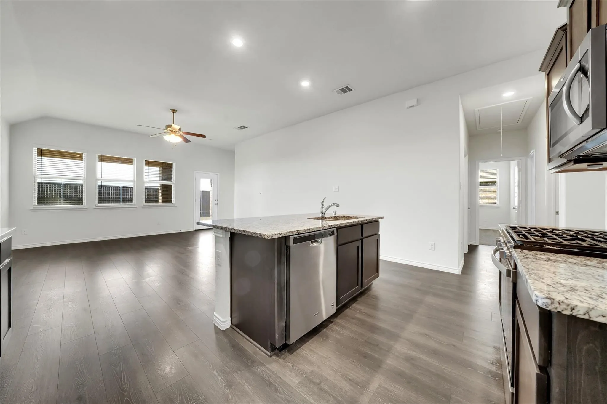 Single Family Residence For Rent in Rockwall County , 484 Declaration Way, Fate, Texas 75189, 4 Bedroom, 2 Bathroom, 2 Garage spaces, 2,161 Sqft, built in 2021, mls#21399555, Real Estate Agent in Fate, Homes For Rent in Rockwall county, Homes For Rent in Fate, Realtor in Fate Texas, Real Estate Brokerage Independent Realty Texas, Luminita Cordes Realtor