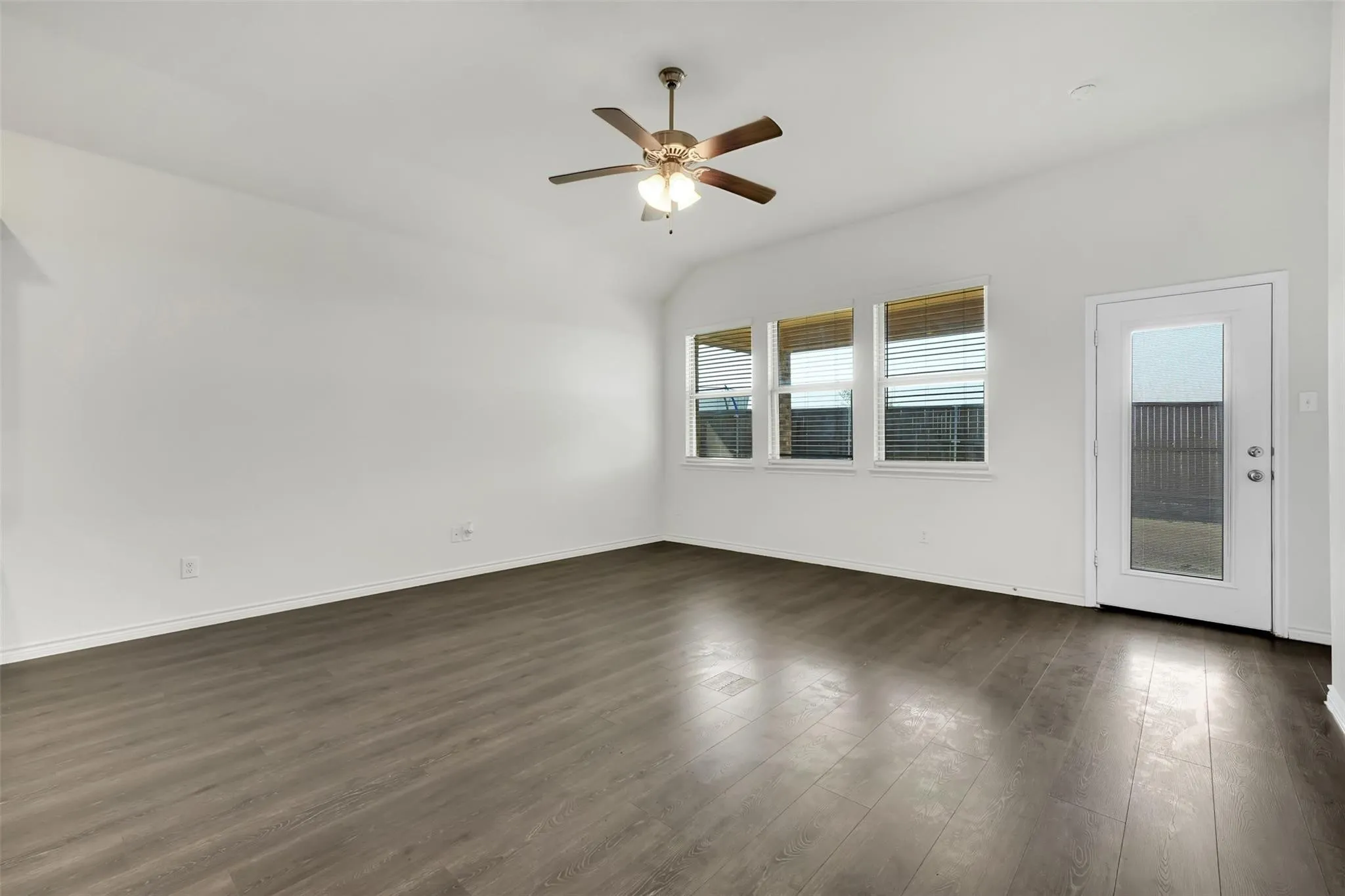 Single Family Residence For Rent in Rockwall County , 484 Declaration Way, Fate, Texas 75189, 4 Bedroom, 2 Bathroom, 2 Garage spaces, 2,161 Sqft, built in 2021, mls#21399555, Real Estate Agent in Fate, Homes For Rent in Rockwall county, Homes For Rent in Fate, Realtor in Fate Texas, Real Estate Brokerage Independent Realty Texas, Luminita Cordes Realtor