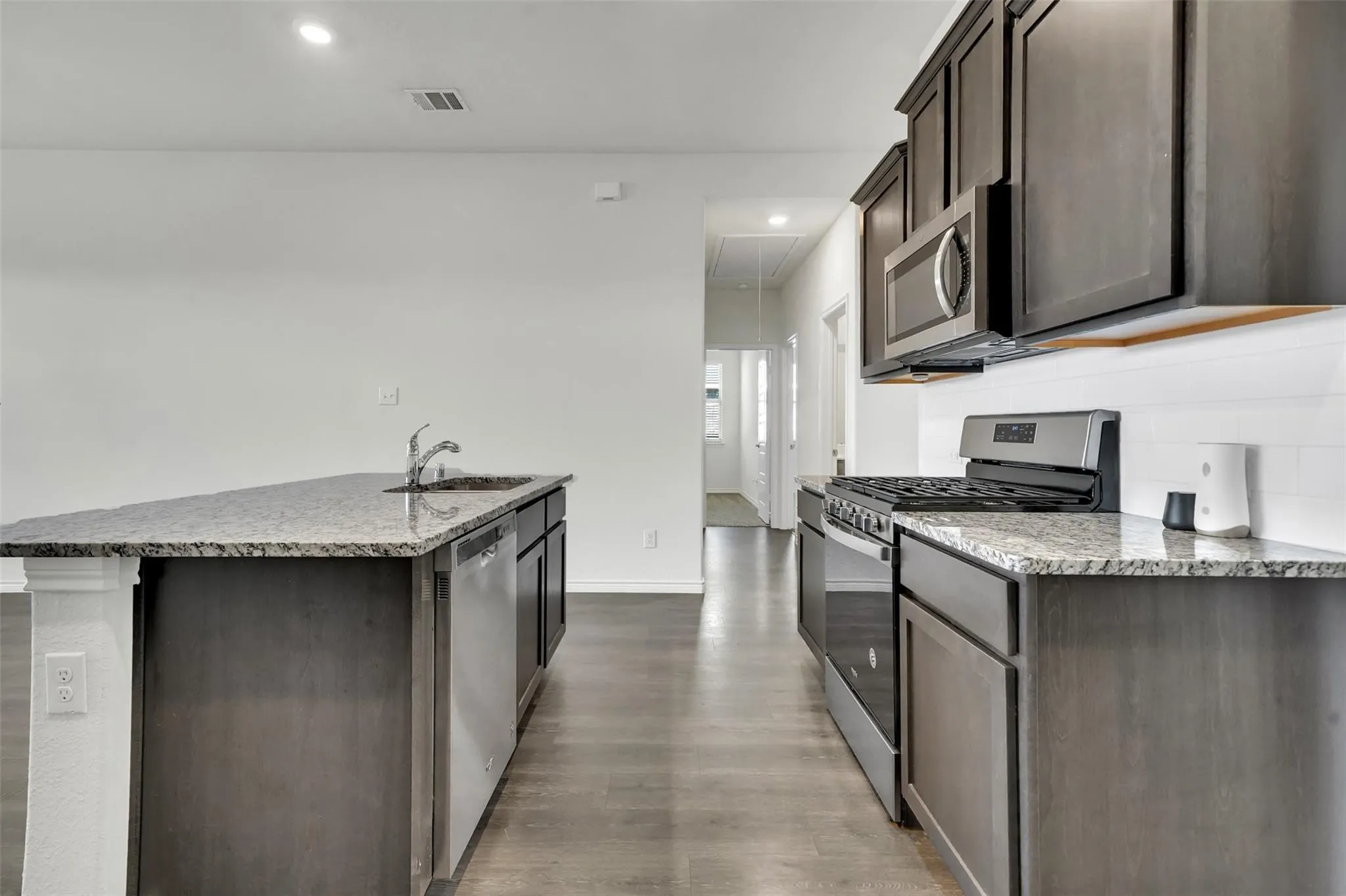 Single Family Residence For Rent in Rockwall County , 484 Declaration Way, Fate, Texas 75189, 4 Bedroom, 2 Bathroom, 2 Garage spaces, 2,161 Sqft, built in 2021, mls#21399555, Real Estate Agent in Fate, Homes For Rent in Rockwall county, Homes For Rent in Fate, Realtor in Fate Texas, Real Estate Brokerage Independent Realty Texas, Luminita Cordes Realtor