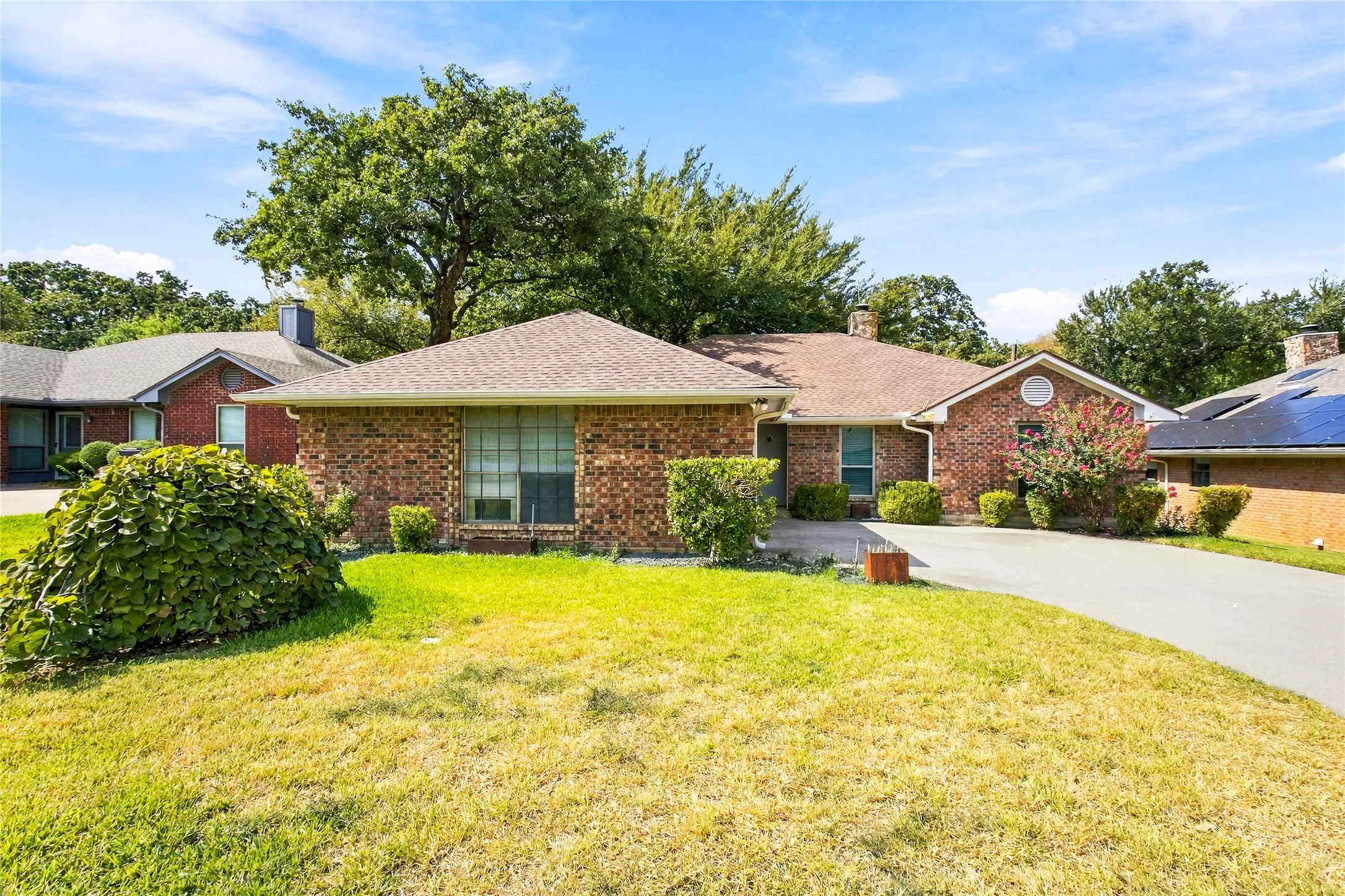 Single Family Residence For Sale in Tarrant County , 2708 Citadel Drive, Arlington, Texas 76012, 3 Bedroom, 2 Bathroom, 2 Garage spaces, 2,162 Sqft, built in 1984, mls#21394986, Real Estate Agent in Arlington, Homes For Sale in Tarrant county, Homes For Sale in Arlington, Realtor in Arlington Texas, Real Estate Brokerage Independent Realty Texas, Luminita Cordes Realtor