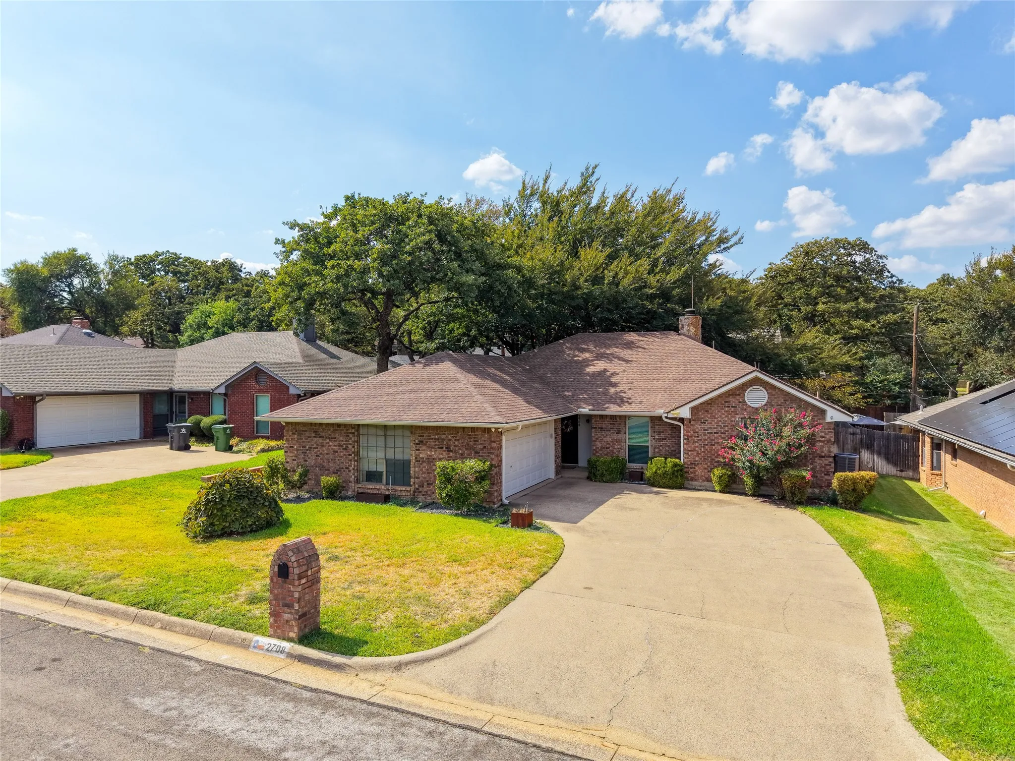 Single Family Residence For Sale in Tarrant County , 2708 Citadel Drive, Arlington, Texas 76012, 3 Bedroom, 2 Bathroom, 2 Garage spaces, 2,162 Sqft, built in 1984, mls#21394986, Real Estate Agent in Arlington, Homes For Sale in Tarrant county, Homes For Sale in Arlington, Realtor in Arlington Texas, Real Estate Brokerage Independent Realty Texas, Luminita Cordes Realtor