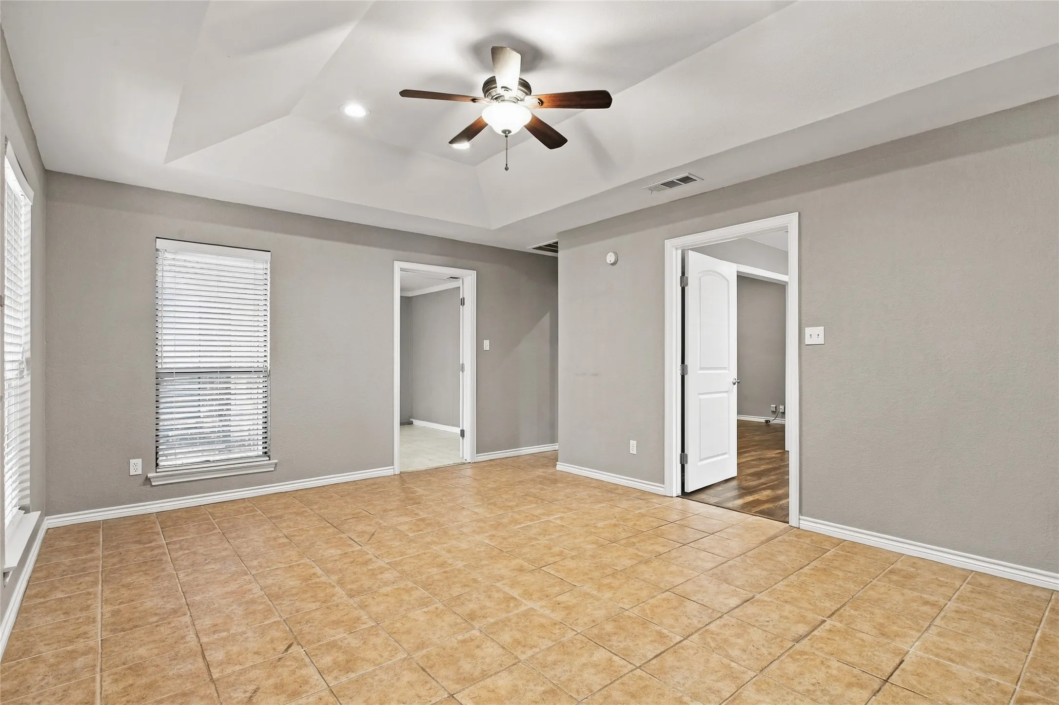 Single Family Residence For Sale in Tarrant County , 2708 Citadel Drive, Arlington, Texas 76012, 3 Bedroom, 2 Bathroom, 2 Garage spaces, 2,162 Sqft, built in 1984, mls#21394986, Real Estate Agent in Arlington, Homes For Sale in Tarrant county, Homes For Sale in Arlington, Realtor in Arlington Texas, Real Estate Brokerage Independent Realty Texas, Luminita Cordes Realtor