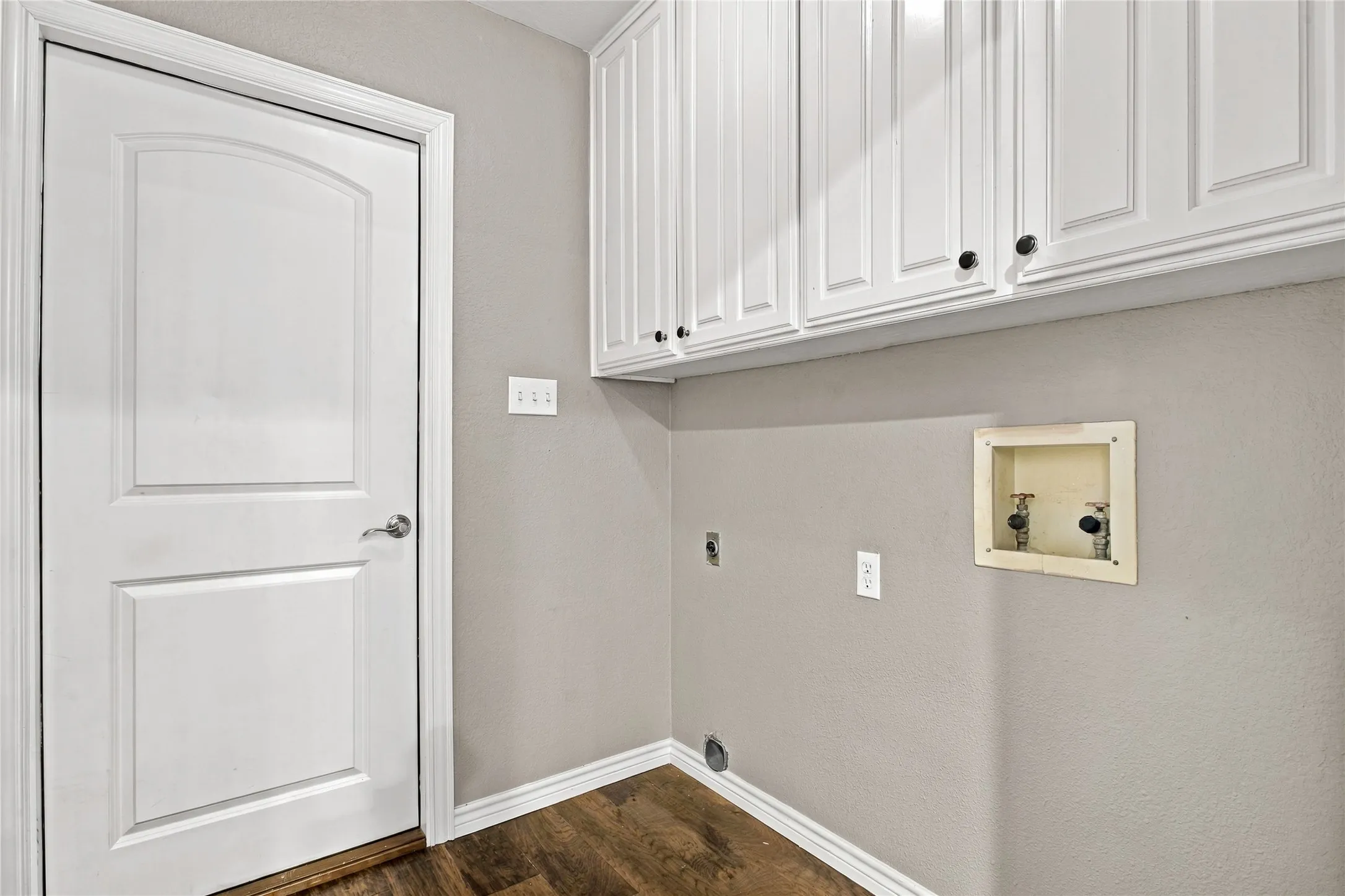 Single Family Residence For Sale in Tarrant County , 2708 Citadel Drive, Arlington, Texas 76012, 3 Bedroom, 2 Bathroom, 2 Garage spaces, 2,162 Sqft, built in 1984, mls#21394986, Real Estate Agent in Arlington, Homes For Sale in Tarrant county, Homes For Sale in Arlington, Realtor in Arlington Texas, Real Estate Brokerage Independent Realty Texas, Luminita Cordes Realtor