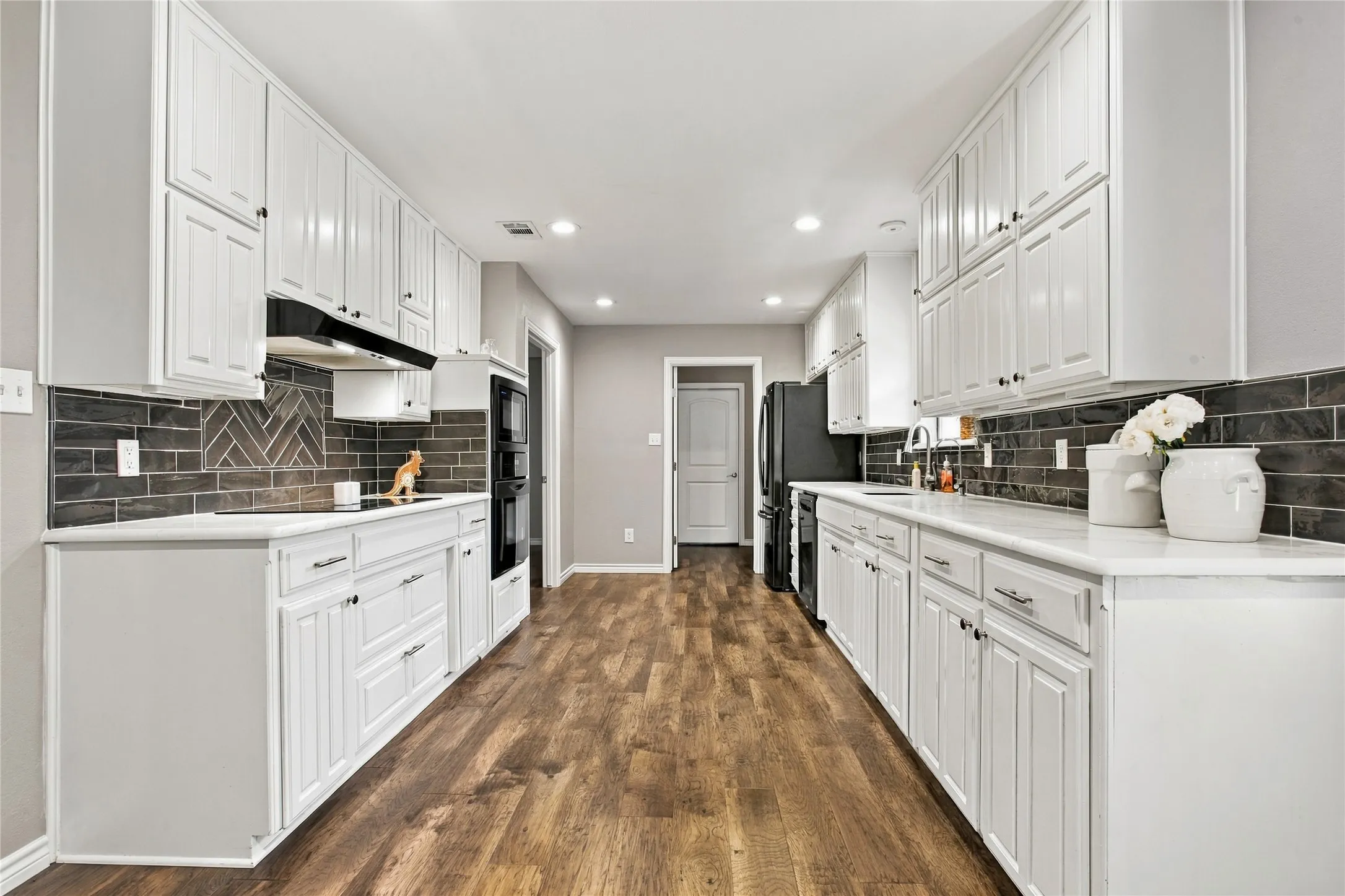 Single Family Residence For Sale in Tarrant County , 2708 Citadel Drive, Arlington, Texas 76012, 3 Bedroom, 2 Bathroom, 2 Garage spaces, 2,162 Sqft, built in 1984, mls#21394986, Real Estate Agent in Arlington, Homes For Sale in Tarrant county, Homes For Sale in Arlington, Realtor in Arlington Texas, Real Estate Brokerage Independent Realty Texas, Luminita Cordes Realtor