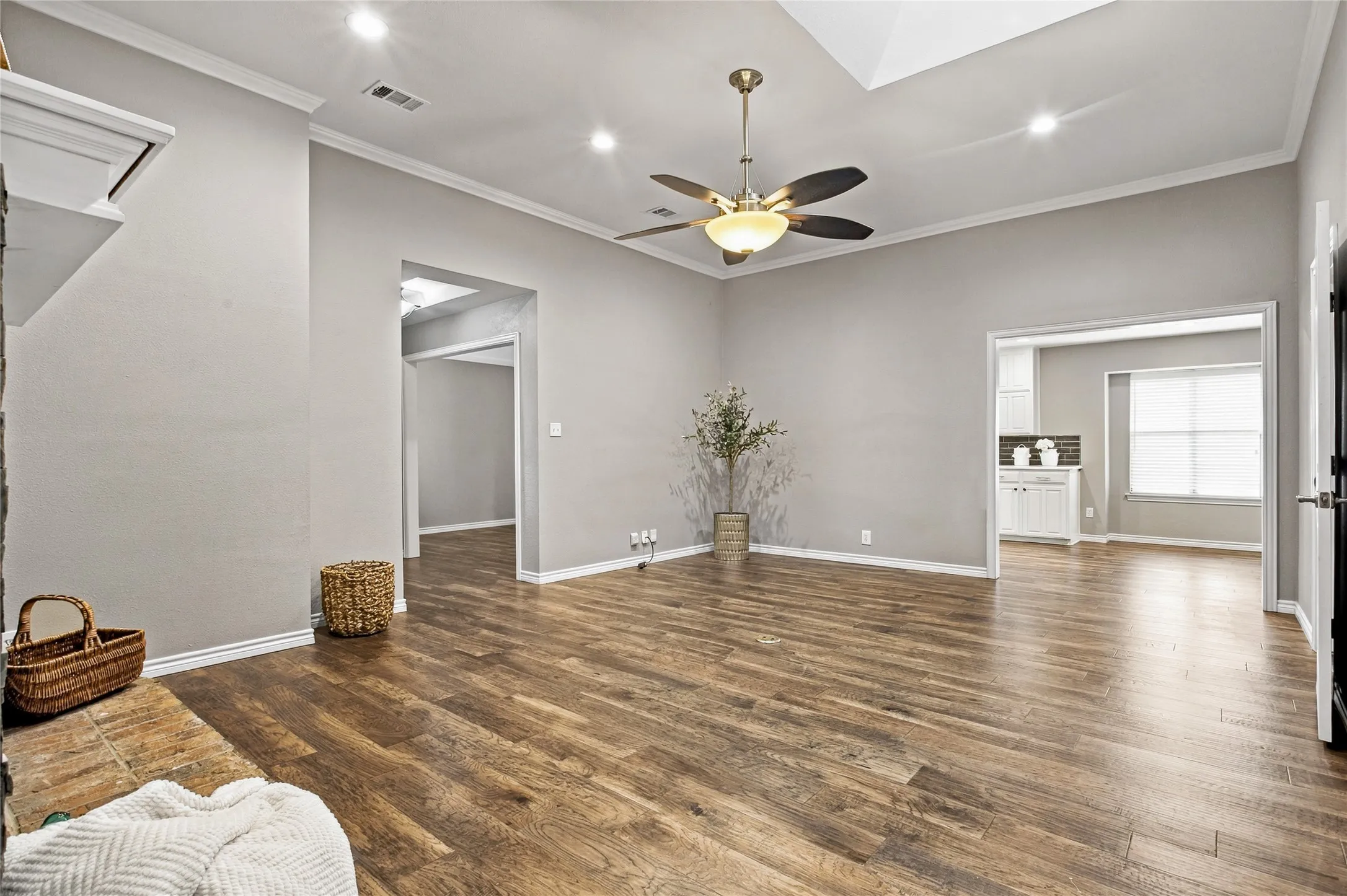 Single Family Residence For Sale in Tarrant County , 2708 Citadel Drive, Arlington, Texas 76012, 3 Bedroom, 2 Bathroom, 2 Garage spaces, 2,162 Sqft, built in 1984, mls#21394986, Real Estate Agent in Arlington, Homes For Sale in Tarrant county, Homes For Sale in Arlington, Realtor in Arlington Texas, Real Estate Brokerage Independent Realty Texas, Luminita Cordes Realtor