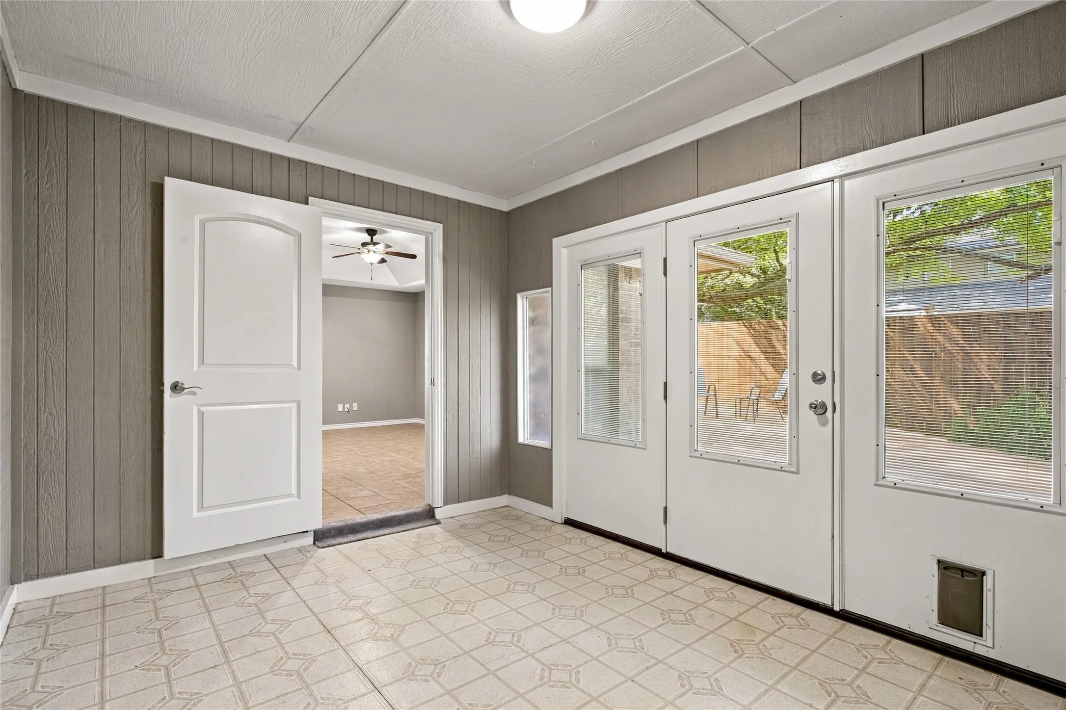 Single Family Residence For Sale in Tarrant County , 2708 Citadel Drive, Arlington, Texas 76012, 3 Bedroom, 2 Bathroom, 2 Garage spaces, 2,162 Sqft, built in 1984, mls#21394986, Real Estate Agent in Arlington, Homes For Sale in Tarrant county, Homes For Sale in Arlington, Realtor in Arlington Texas, Real Estate Brokerage Independent Realty Texas, Luminita Cordes Realtor