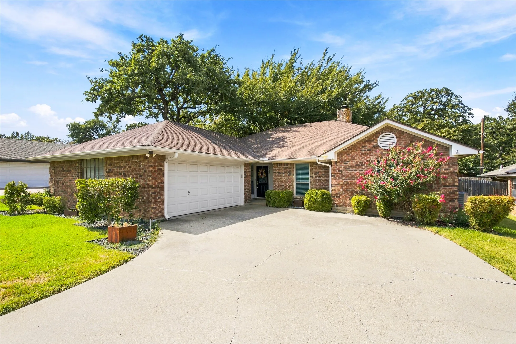 Single Family Residence For Sale in Tarrant County , 2708 Citadel Drive, Arlington, Texas 76012, 3 Bedroom, 2 Bathroom, 2 Garage spaces, 2,162 Sqft, built in 1984, mls#21394986, Real Estate Agent in Arlington, Homes For Sale in Tarrant county, Homes For Sale in Arlington, Realtor in Arlington Texas, Real Estate Brokerage Independent Realty Texas, Luminita Cordes Realtor