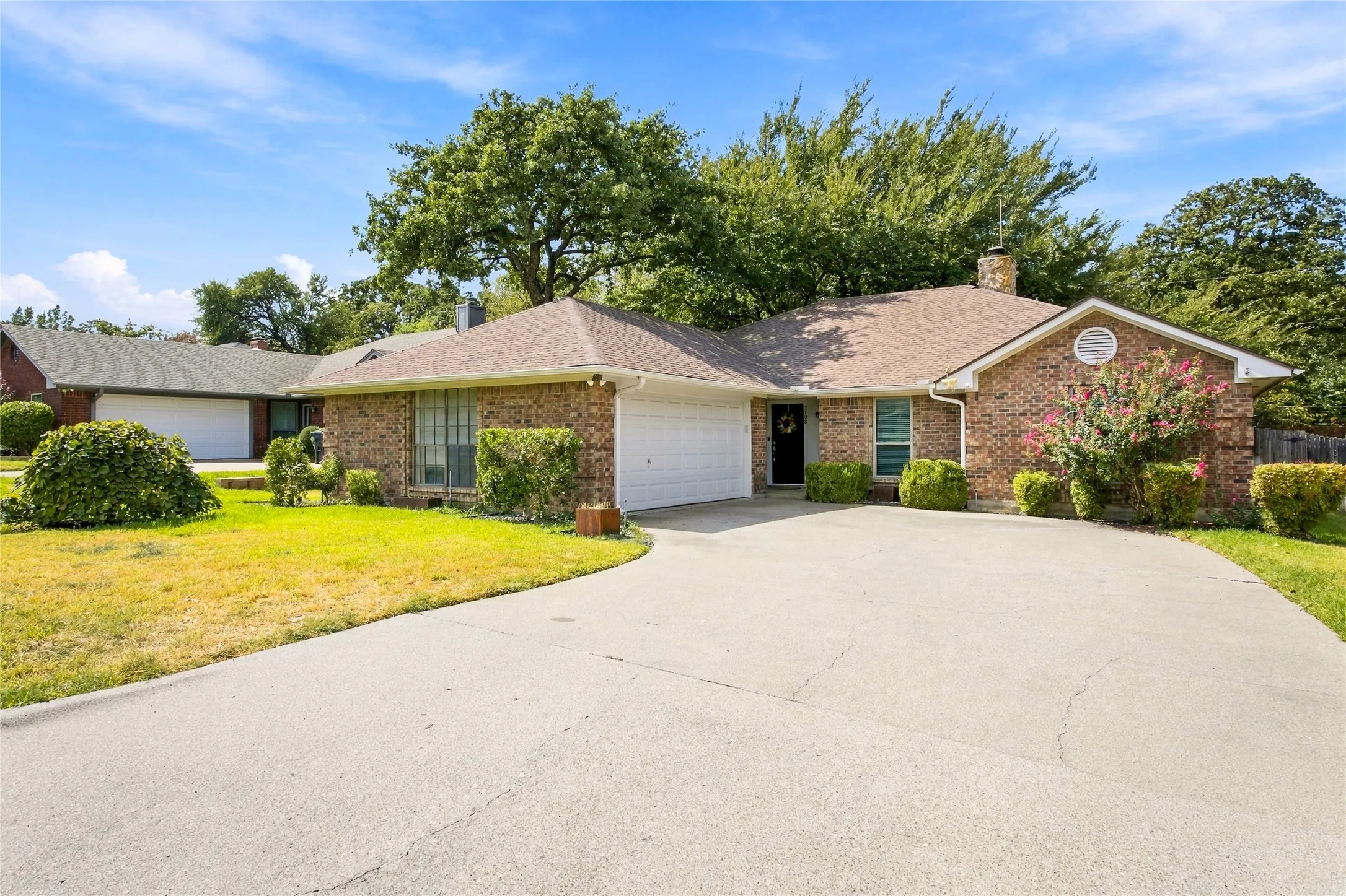 Single Family Residence For Sale in Tarrant County , 2708 Citadel Drive, Arlington, Texas 76012, 3 Bedroom, 2 Bathroom, 2 Garage spaces, 2,162 Sqft, built in 1984, mls#21394986, Real Estate Agent in Arlington, Homes For Sale in Tarrant county, Homes For Sale in Arlington, Realtor in Arlington Texas, Real Estate Brokerage Independent Realty Texas, Luminita Cordes Realtor