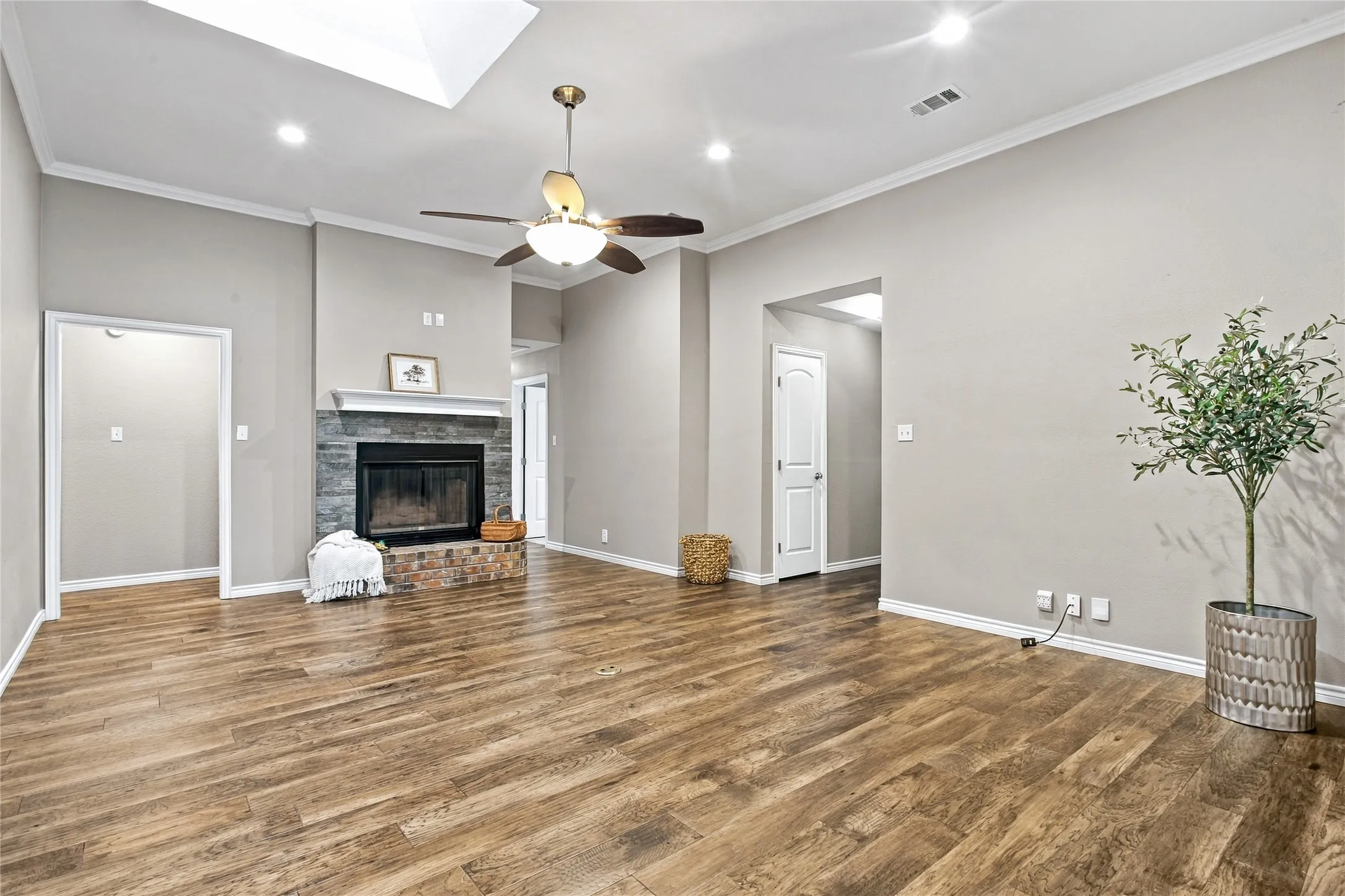 Single Family Residence For Sale in Tarrant County , 2708 Citadel Drive, Arlington, Texas 76012, 3 Bedroom, 2 Bathroom, 2 Garage spaces, 2,162 Sqft, built in 1984, mls#21394986, Real Estate Agent in Arlington, Homes For Sale in Tarrant county, Homes For Sale in Arlington, Realtor in Arlington Texas, Real Estate Brokerage Independent Realty Texas, Luminita Cordes Realtor