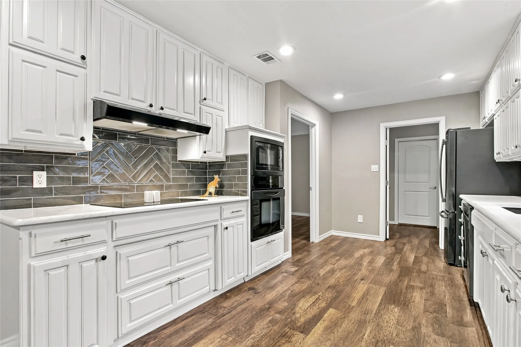 Single Family Residence For Sale in Tarrant County , 2708 Citadel Drive, Arlington, Texas 76012, 3 Bedroom, 2 Bathroom, 2 Garage spaces, 2,162 Sqft, built in 1984, mls#21394986, Real Estate Agent in Arlington, Homes For Sale in Tarrant county, Homes For Sale in Arlington, Realtor in Arlington Texas, Real Estate Brokerage Independent Realty Texas, Luminita Cordes Realtor