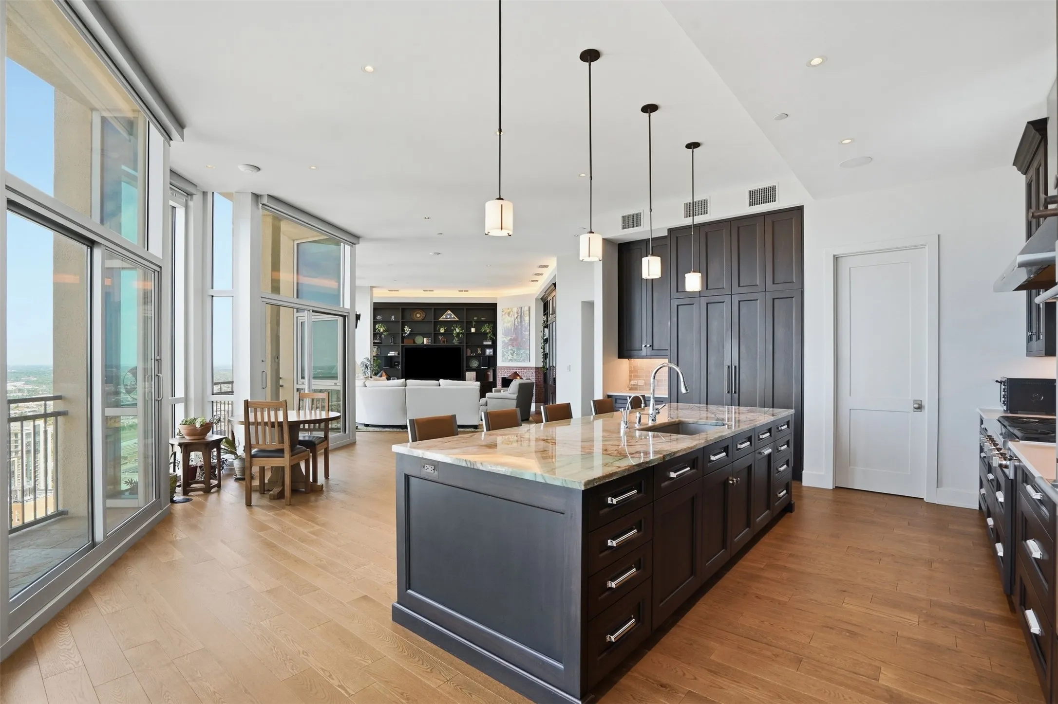 Condominium For Rent in Tarrant County , 500 Throckmorton Street 3601, Fort Worth, Texas 76102, 4 Bedroom, 5 Bathroom, 3 Garage spaces, 4,577 Sqft, built in 1972, mls#21400745, Real Estate Agent in Fort Worth, Homes For Rent in Tarrant county, Homes For Rent in Fort Worth, Realtor in Fort Worth Texas, Real Estate Brokerage Independent Realty Texas, Luminita Cordes Realtor