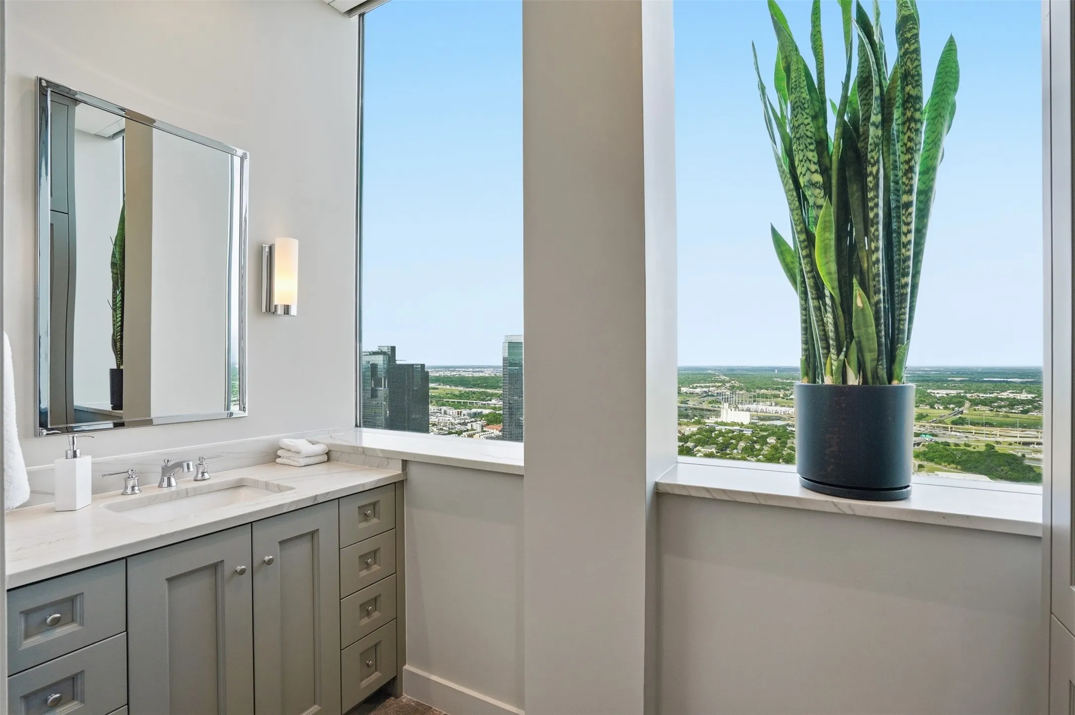 Condominium For Rent in Tarrant County , 500 Throckmorton Street 3601, Fort Worth, Texas 76102, 4 Bedroom, 5 Bathroom, 3 Garage spaces, 4,577 Sqft, built in 1972, mls#21400745, Real Estate Agent in Fort Worth, Homes For Rent in Tarrant county, Homes For Rent in Fort Worth, Realtor in Fort Worth Texas, Real Estate Brokerage Independent Realty Texas, Luminita Cordes Realtor