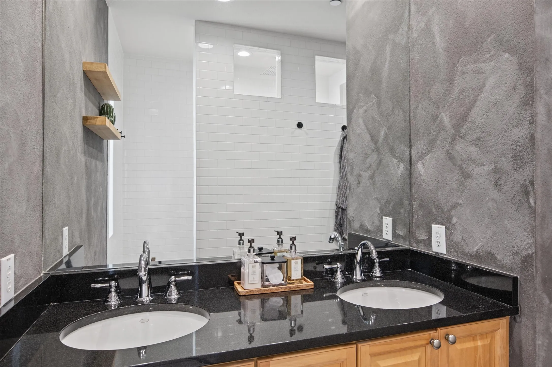 Condominium For Rent in Dallas County , 4230 Travis Street 16, Dallas, Texas 75205, 2 Bedroom, 3 Bathroom, 2 Garage spaces, 1,437 Sqft, built in 2007, mls#21400117, Real Estate Agent in Dallas, Homes For Rent in Dallas county, Homes For Rent in Dallas, Realtor in Dallas Texas, Real Estate Brokerage Independent Realty Texas, Luminita Cordes Realtor