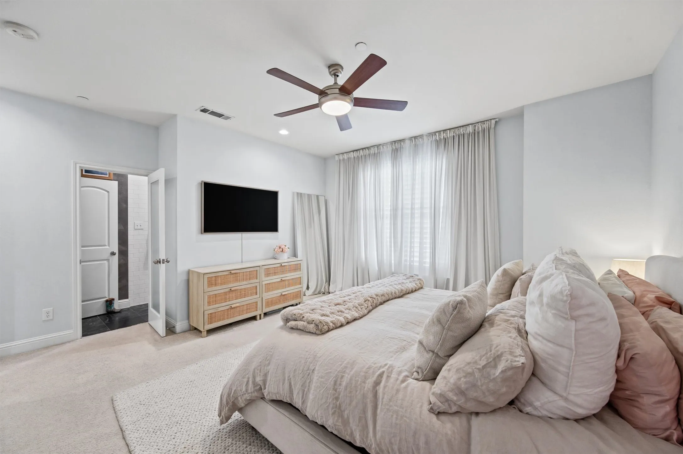 Condominium For Rent in Dallas County , 4230 Travis Street 16, Dallas, Texas 75205, 2 Bedroom, 3 Bathroom, 2 Garage spaces, 1,437 Sqft, built in 2007, mls#21400117, Real Estate Agent in Dallas, Homes For Rent in Dallas county, Homes For Rent in Dallas, Realtor in Dallas Texas, Real Estate Brokerage Independent Realty Texas, Luminita Cordes Realtor