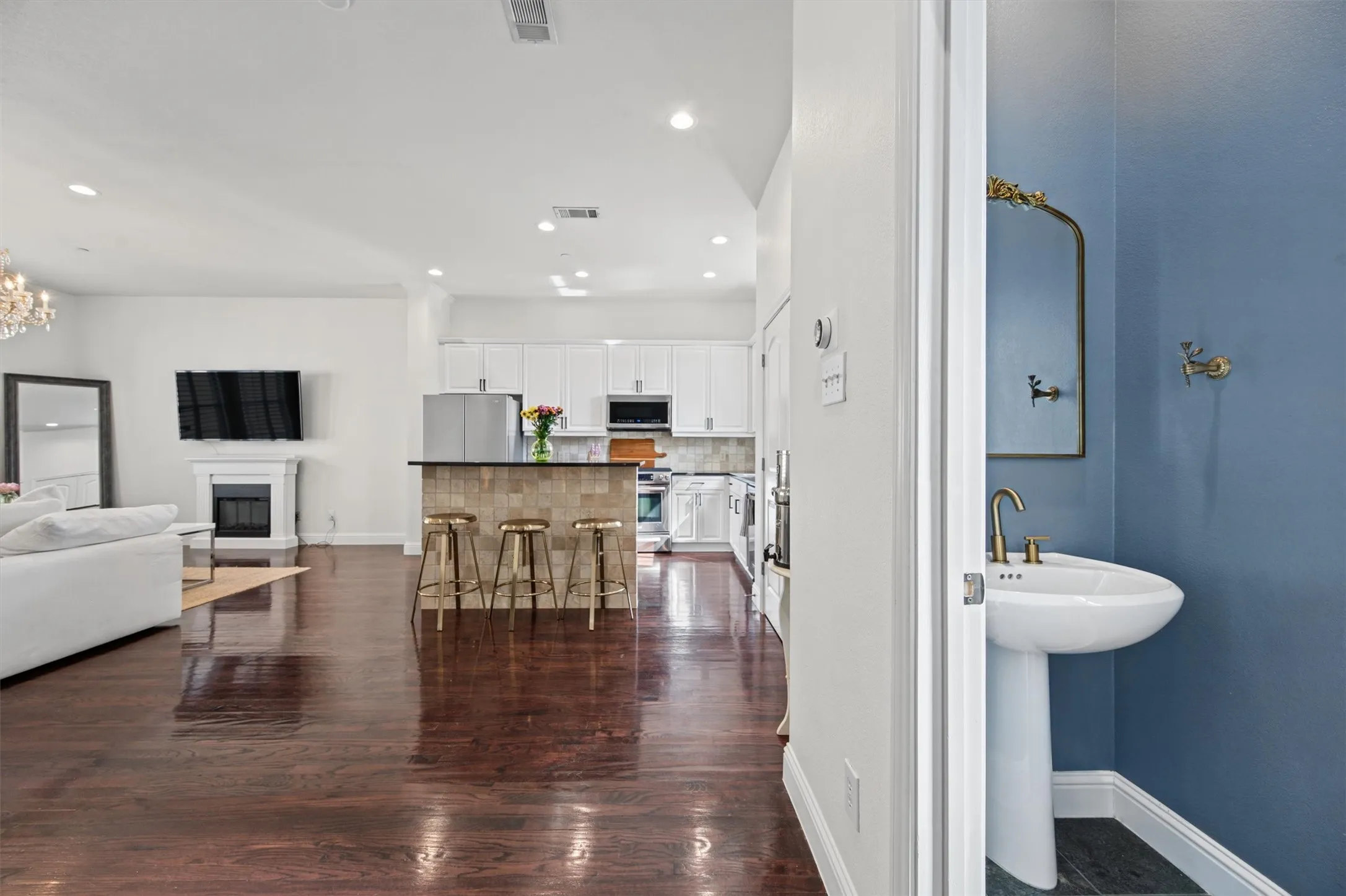 Condominium For Rent in Dallas County , 4230 Travis Street 16, Dallas, Texas 75205, 2 Bedroom, 3 Bathroom, 2 Garage spaces, 1,437 Sqft, built in 2007, mls#21400117, Real Estate Agent in Dallas, Homes For Rent in Dallas county, Homes For Rent in Dallas, Realtor in Dallas Texas, Real Estate Brokerage Independent Realty Texas, Luminita Cordes Realtor