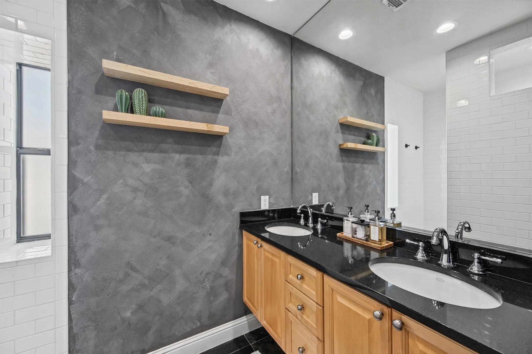 Condominium For Rent in Dallas County , 4230 Travis Street 16, Dallas, Texas 75205, 2 Bedroom, 3 Bathroom, 2 Garage spaces, 1,437 Sqft, built in 2007, mls#21400117, Real Estate Agent in Dallas, Homes For Rent in Dallas county, Homes For Rent in Dallas, Realtor in Dallas Texas, Real Estate Brokerage Independent Realty Texas, Luminita Cordes Realtor