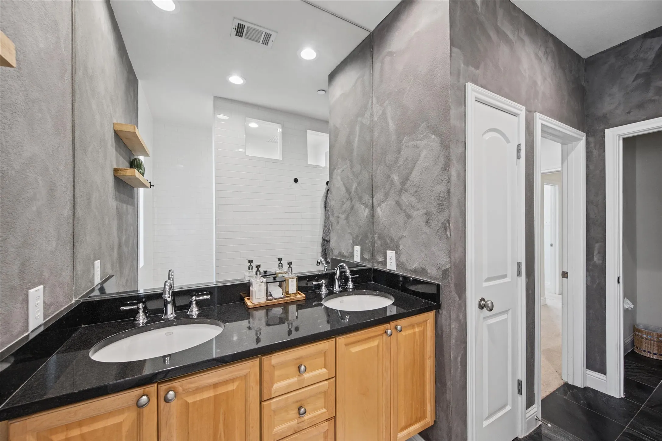 Condominium For Rent in Dallas County , 4230 Travis Street 16, Dallas, Texas 75205, 2 Bedroom, 3 Bathroom, 2 Garage spaces, 1,437 Sqft, built in 2007, mls#21400117, Real Estate Agent in Dallas, Homes For Rent in Dallas county, Homes For Rent in Dallas, Realtor in Dallas Texas, Real Estate Brokerage Independent Realty Texas, Luminita Cordes Realtor