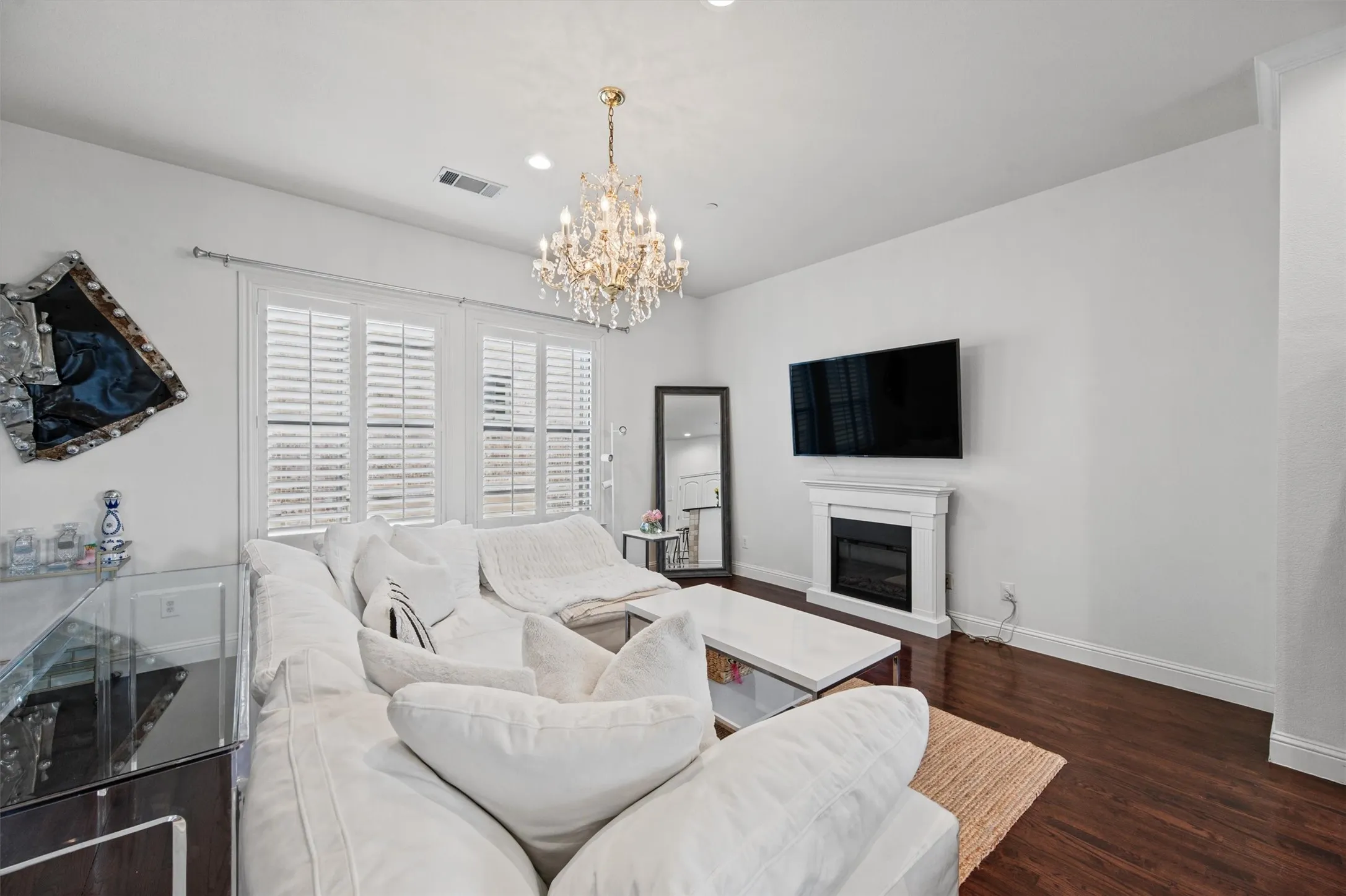 Condominium For Rent in Dallas County , 4230 Travis Street 16, Dallas, Texas 75205, 2 Bedroom, 3 Bathroom, 2 Garage spaces, 1,437 Sqft, built in 2007, mls#21400117, Real Estate Agent in Dallas, Homes For Rent in Dallas county, Homes For Rent in Dallas, Realtor in Dallas Texas, Real Estate Brokerage Independent Realty Texas, Luminita Cordes Realtor