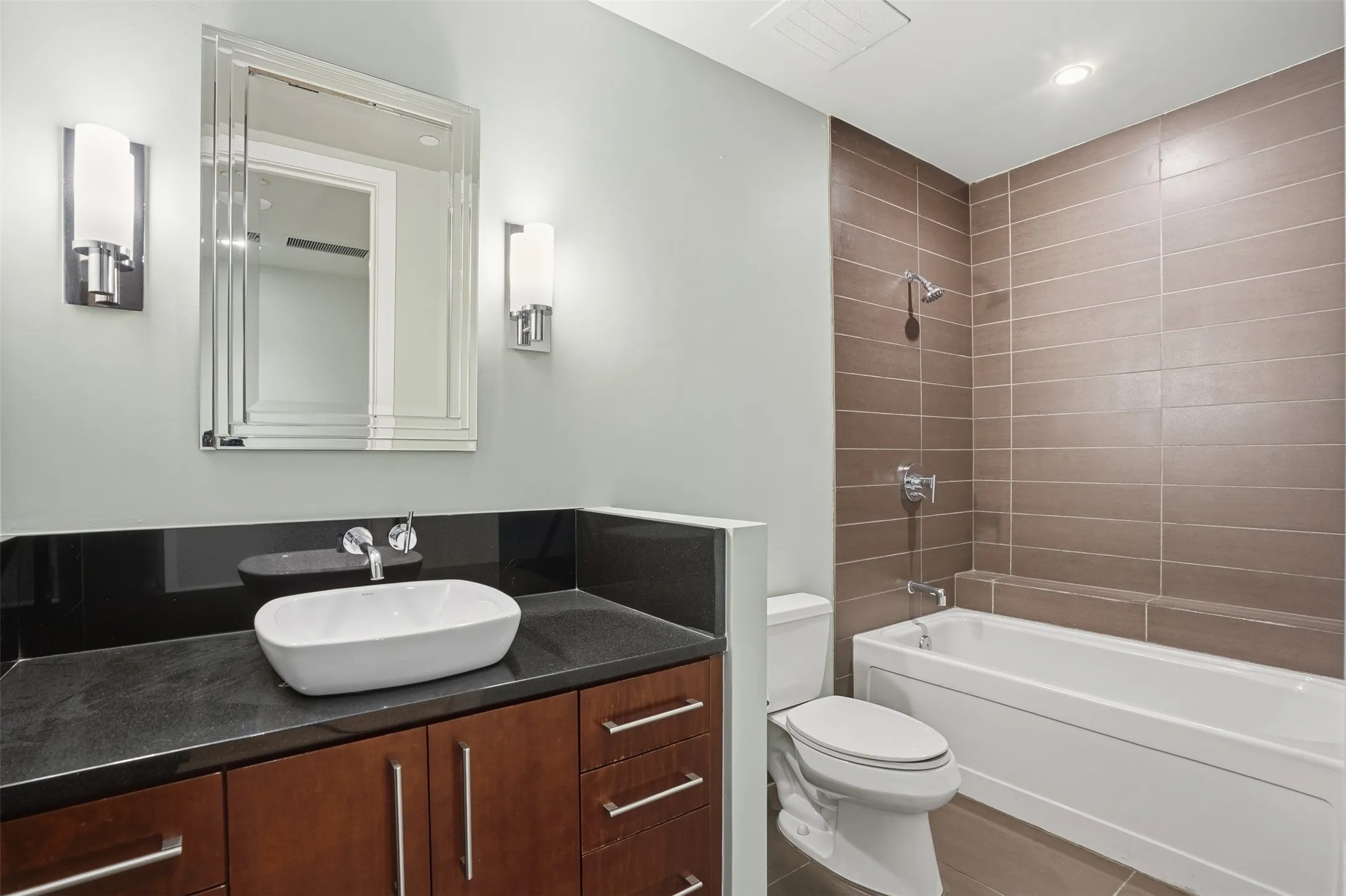 Condominium For Sale in Tarrant County , 2600 W 7th Street 2726, Fort Worth, Texas 76107, 2 Bedroom, 2 Bathroom, 2 Garage spaces, 1,263 Sqft, built in 1928, mls#21400747, Real Estate Agent in Fort Worth, Homes For Sale in Tarrant county, Homes For Sale in Fort Worth, Realtor in Fort Worth Texas, Real Estate Brokerage Independent Realty Texas, Luminita Cordes Realtor