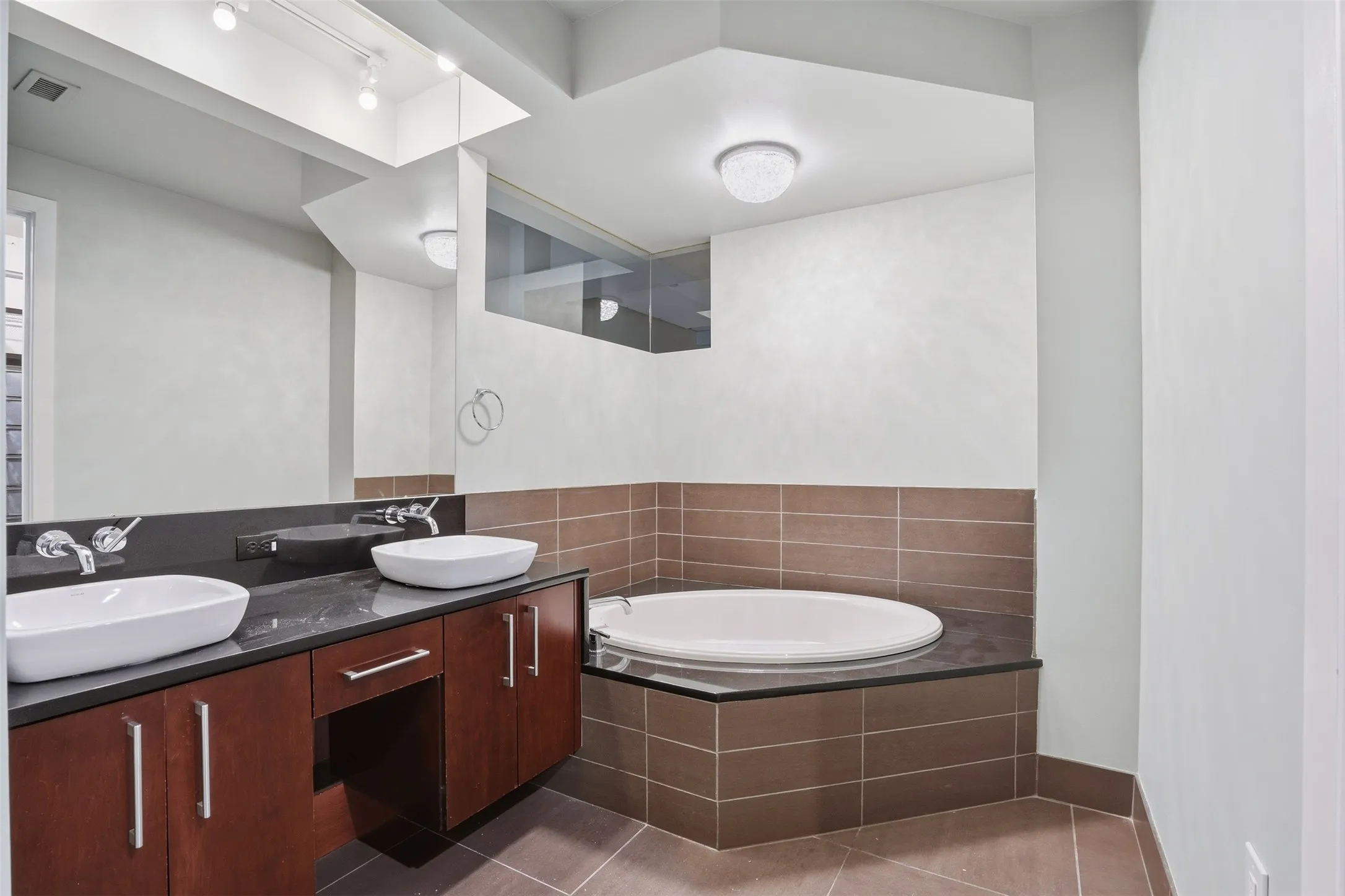 Condominium For Sale in Tarrant County , 2600 W 7th Street 2726, Fort Worth, Texas 76107, 2 Bedroom, 2 Bathroom, 2 Garage spaces, 1,263 Sqft, built in 1928, mls#21400747, Real Estate Agent in Fort Worth, Homes For Sale in Tarrant county, Homes For Sale in Fort Worth, Realtor in Fort Worth Texas, Real Estate Brokerage Independent Realty Texas, Luminita Cordes Realtor
