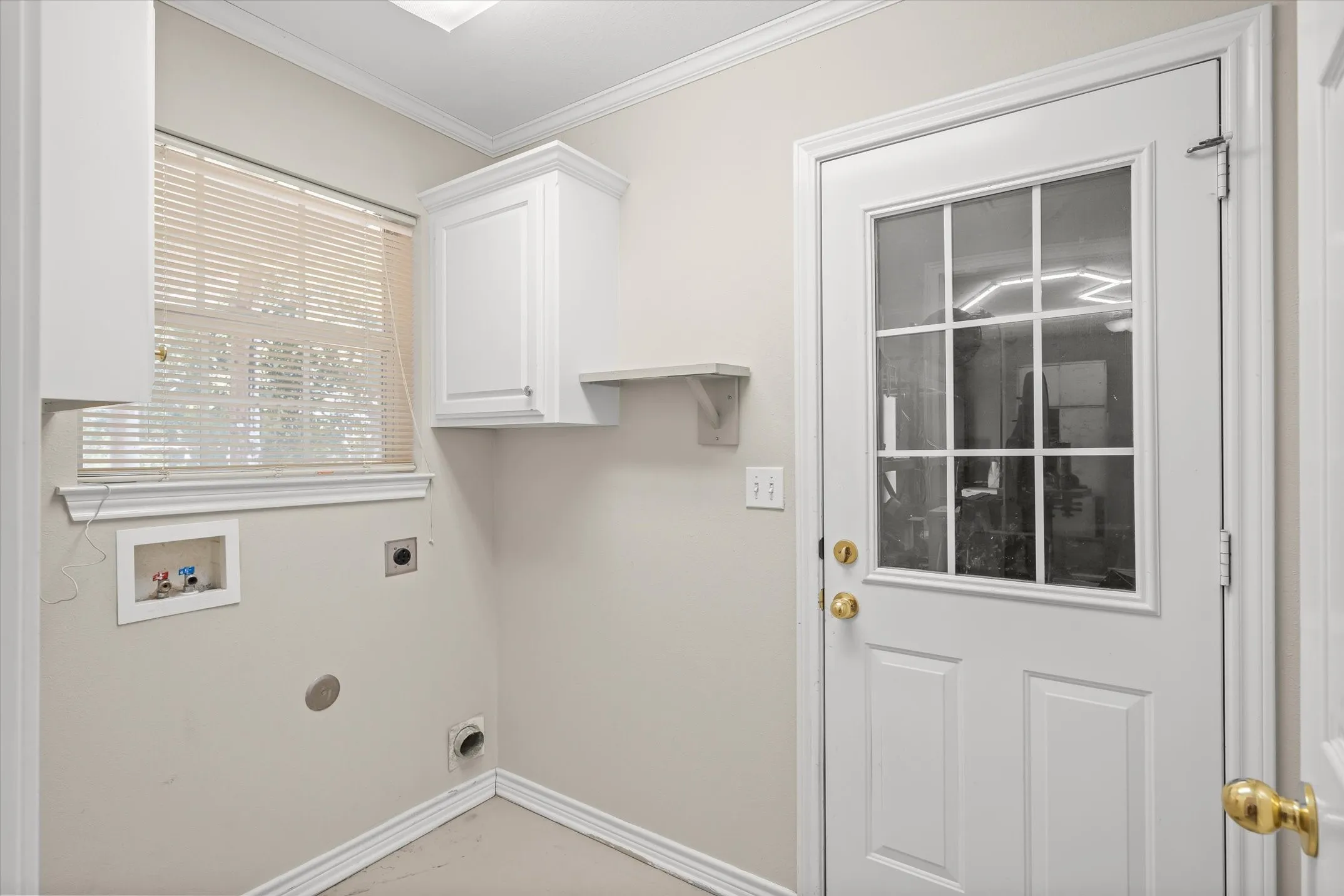 laundry room leads into 2 car garage