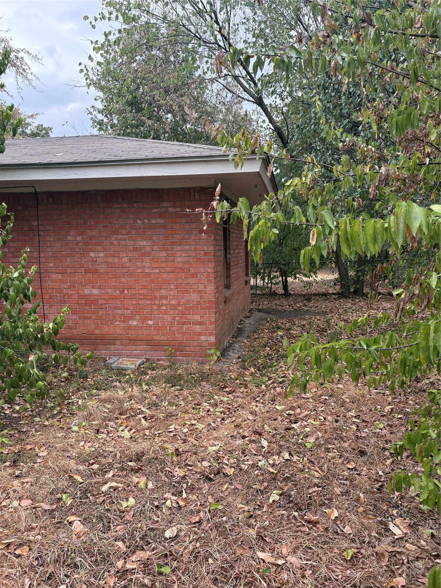 Single Family Residence For Sale in Tarrant County , 5912 Sandra Drive, Fort Worth, Texas 76133, 3 Bedroom, 2 Bathroom, 2 Garage spaces, 1,334 Sqft, built in 1958, mls#21400098, Real Estate Agent in Fort Worth, Homes For Sale in Tarrant county, Homes For Sale in Fort Worth, Realtor in Fort Worth Texas, Real Estate Brokerage Independent Realty Texas, Luminita Cordes Realtor