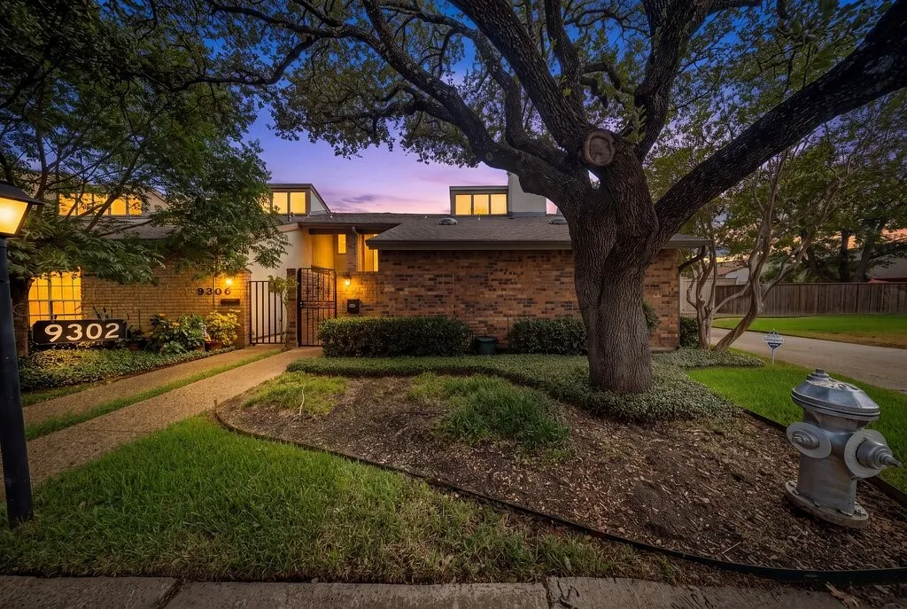Townhouse For Sale in Dallas County , 9302 Chimney Sweep Lane, Dallas, Texas 75243, 3 Bedroom, 3 Bathroom, Garage spaces, 1,742 Sqft, built in 1974, mls#21386278, Real Estate Agent in Dallas, Homes For Sale in Dallas county, Homes For Sale in Dallas, Realtor in Dallas Texas, Real Estate Brokerage Independent Realty Texas, Luminita Cordes Realtor