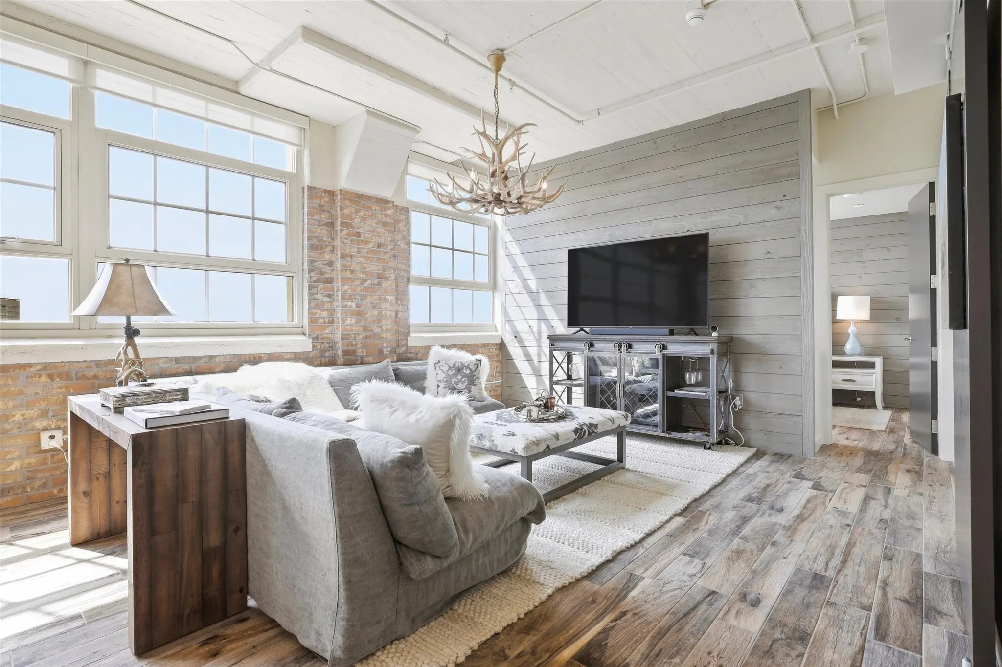Condominium For Sale in Tarrant County , 2600 W 7th Street 1521, Fort Worth, Texas 76107, 2 Bedroom, 3 Bathroom, 2 Garage spaces, 1,654 Sqft, built in 1928, mls#21397534, Real Estate Agent in Fort Worth, Homes For Sale in Tarrant county, Homes For Sale in Fort Worth, Realtor in Fort Worth Texas, Real Estate Brokerage Independent Realty Texas, Luminita Cordes Realtor