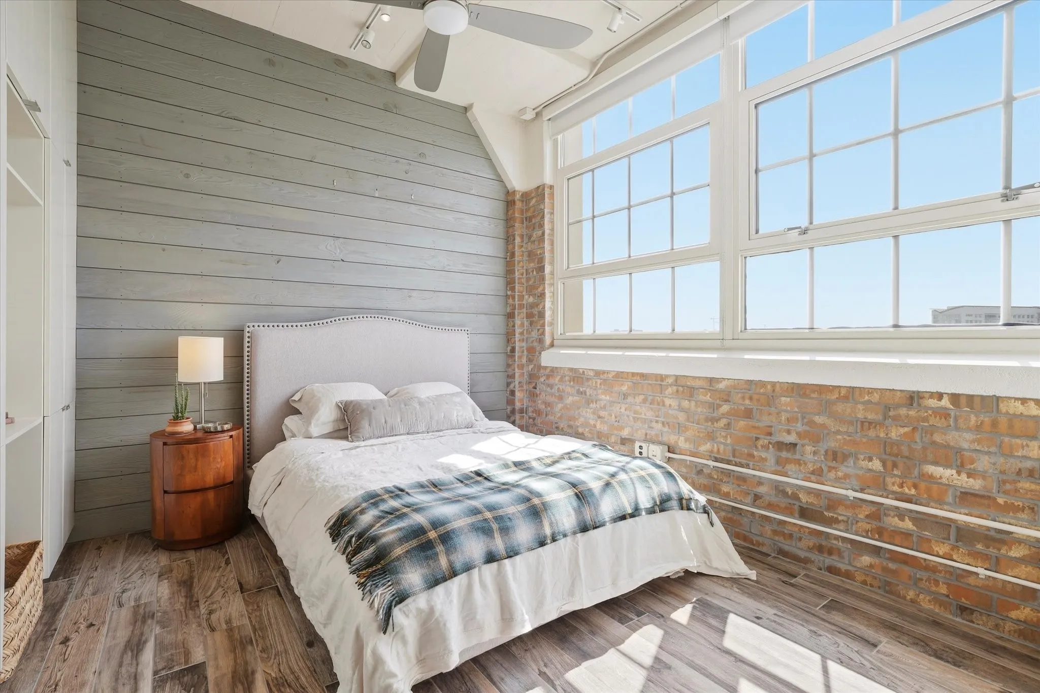 Condominium For Sale in Tarrant County , 2600 W 7th Street 1521, Fort Worth, Texas 76107, 2 Bedroom, 3 Bathroom, 2 Garage spaces, 1,654 Sqft, built in 1928, mls#21397534, Real Estate Agent in Fort Worth, Homes For Sale in Tarrant county, Homes For Sale in Fort Worth, Realtor in Fort Worth Texas, Real Estate Brokerage Independent Realty Texas, Luminita Cordes Realtor
