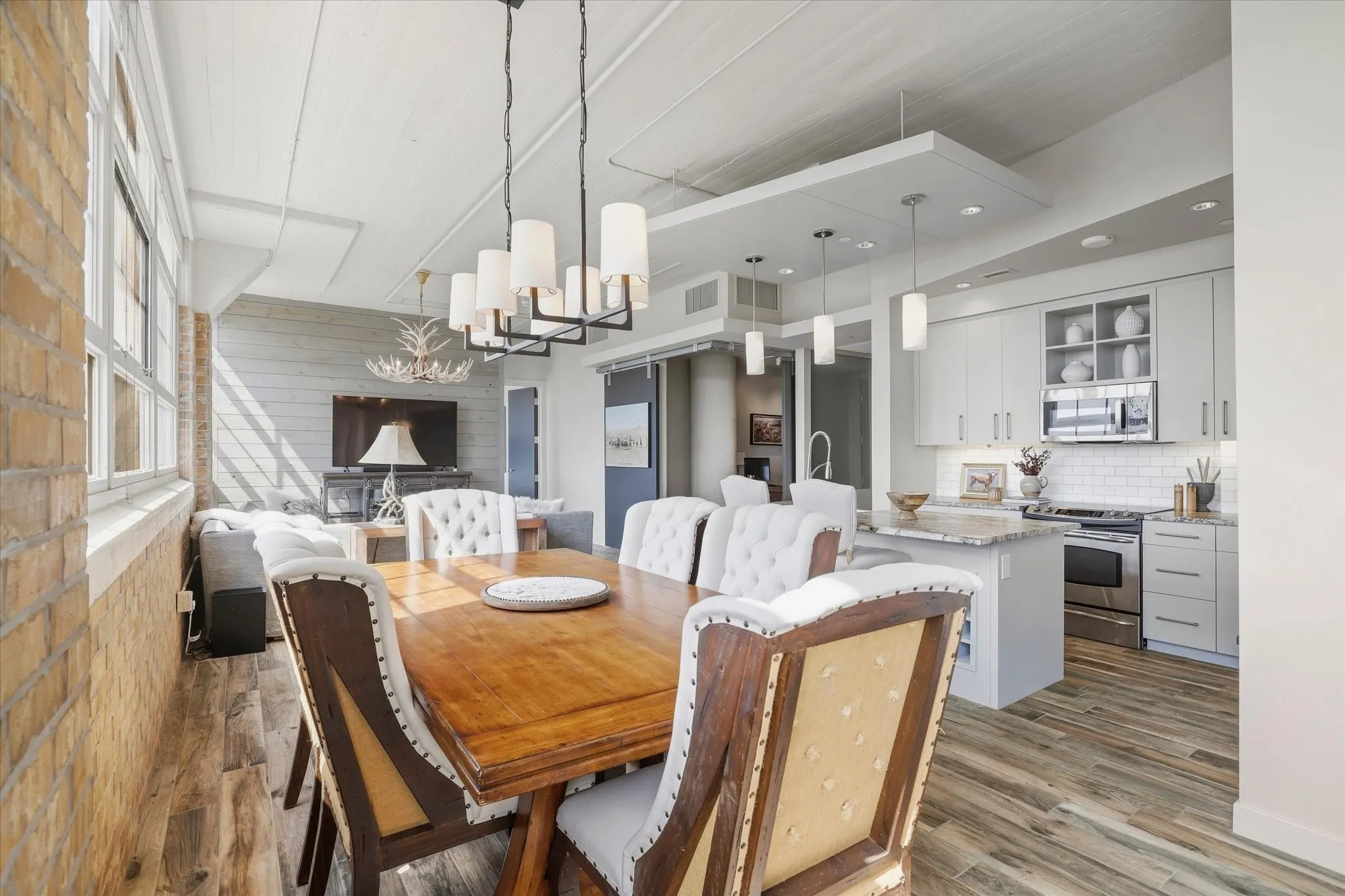 Condominium For Sale in Tarrant County , 2600 W 7th Street 1521, Fort Worth, Texas 76107, 2 Bedroom, 3 Bathroom, 2 Garage spaces, 1,654 Sqft, built in 1928, mls#21397534, Real Estate Agent in Fort Worth, Homes For Sale in Tarrant county, Homes For Sale in Fort Worth, Realtor in Fort Worth Texas, Real Estate Brokerage Independent Realty Texas, Luminita Cordes Realtor