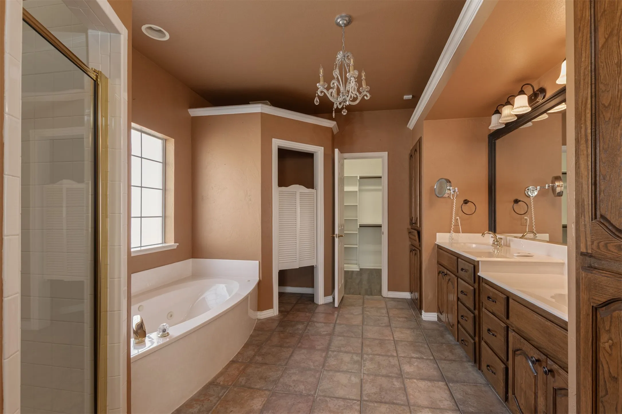 Separate shower & garden tub