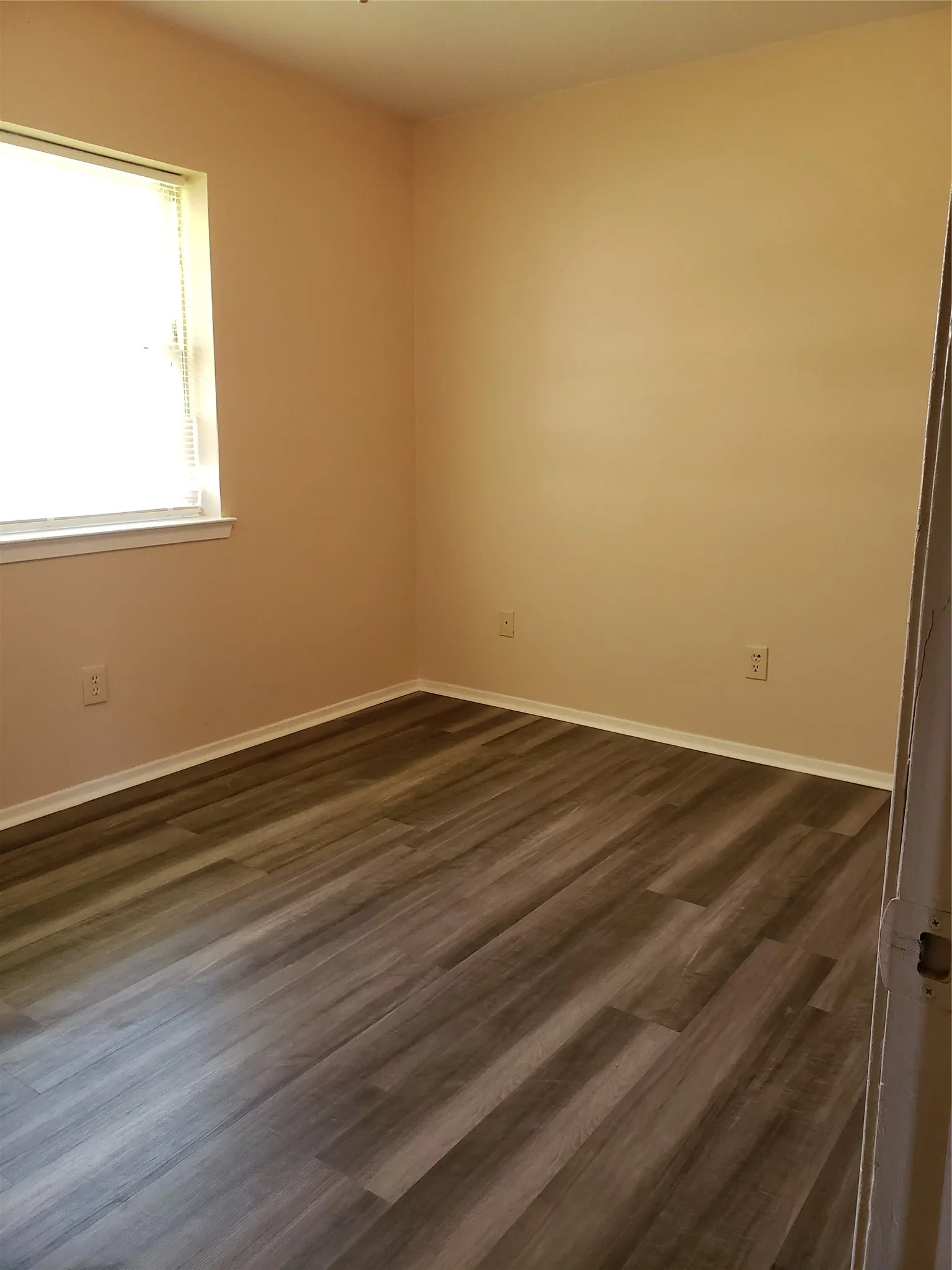 Single Family Residence For Sale in Mc Lennan County , 102 Avenue G, Lacy Lakeview, Texas 76705, 3 Bedroom, 1 Bathroom, 1 Garage spaces, 1,025 Sqft, built in 1994, mls#21400750, Real Estate Agent in Lacy Lakeview, Homes For Sale in Mc Lennan county, Homes For Sale in Lacy Lakeview, Realtor in Lacy Lakeview Texas, Real Estate Brokerage Independent Realty Texas, Luminita Cordes Realtor