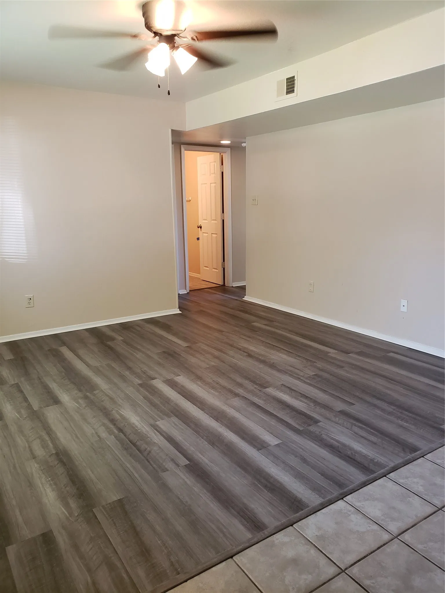 Single Family Residence For Sale in Mc Lennan County , 102 Avenue G, Lacy Lakeview, Texas 76705, 3 Bedroom, 1 Bathroom, 1 Garage spaces, 1,025 Sqft, built in 1994, mls#21400750, Real Estate Agent in Lacy Lakeview, Homes For Sale in Mc Lennan county, Homes For Sale in Lacy Lakeview, Realtor in Lacy Lakeview Texas, Real Estate Brokerage Independent Realty Texas, Luminita Cordes Realtor