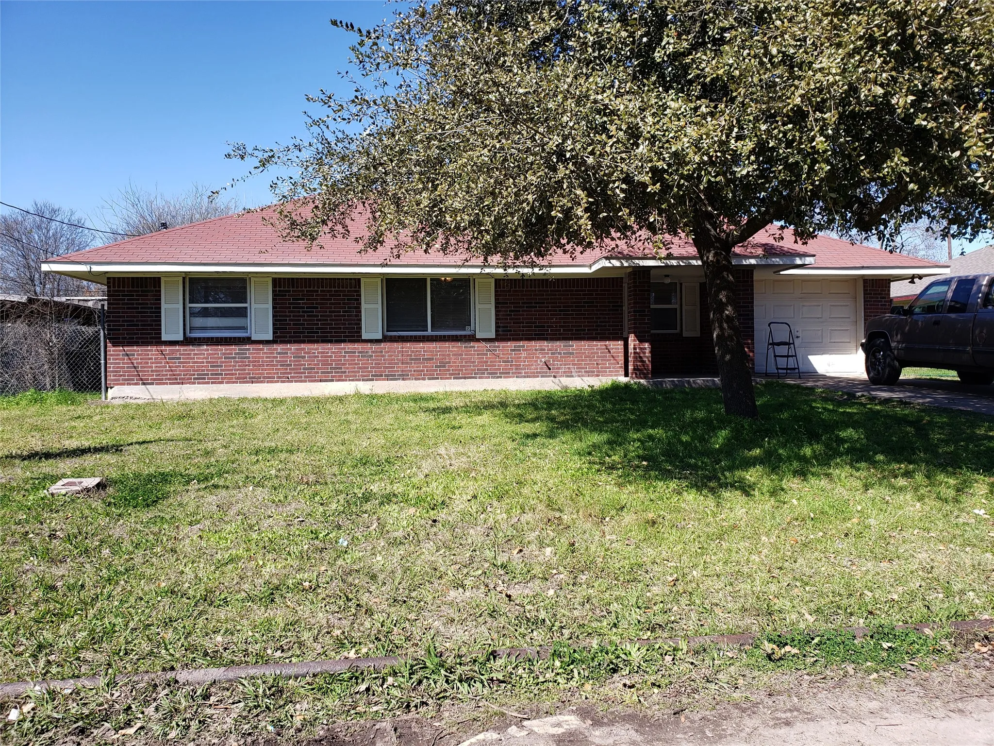 Single Family Residence For Sale in Mc Lennan County , 102 Avenue G, Lacy Lakeview, Texas 76705, 3 Bedroom, 1 Bathroom, 1 Garage spaces, 1,025 Sqft, built in 1994, mls#21400750, Real Estate Agent in Lacy Lakeview, Homes For Sale in Mc Lennan county, Homes For Sale in Lacy Lakeview, Realtor in Lacy Lakeview Texas, Real Estate Brokerage Independent Realty Texas, Luminita Cordes Realtor