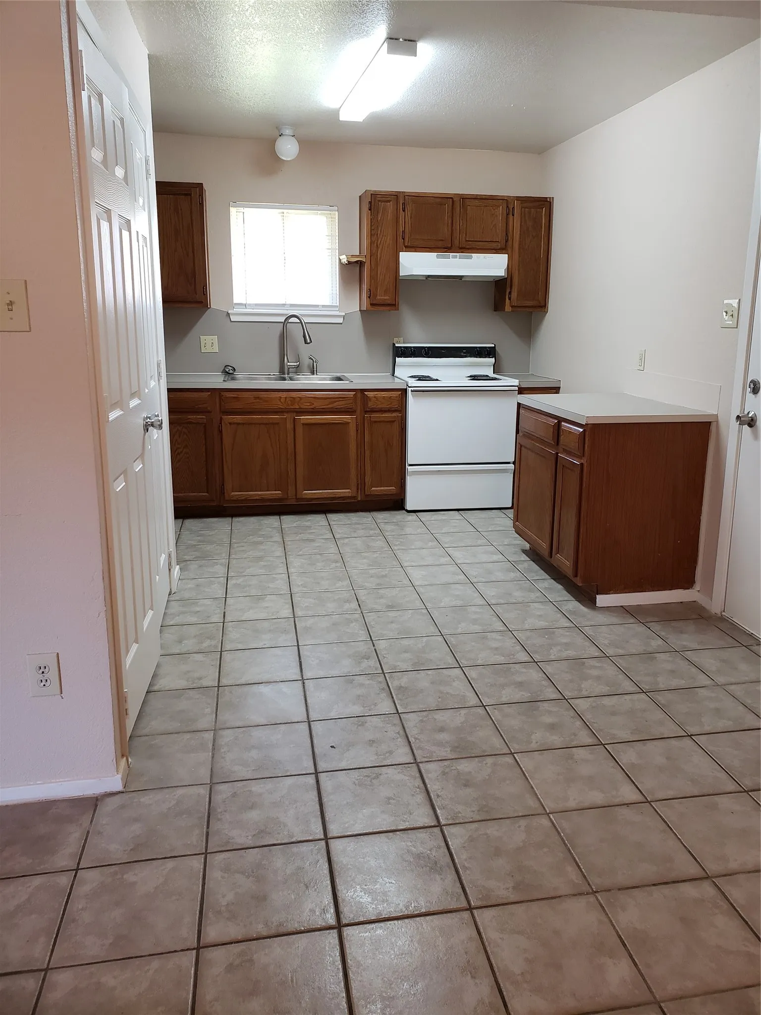 Single Family Residence For Sale in Mc Lennan County , 102 Avenue G, Lacy Lakeview, Texas 76705, 3 Bedroom, 1 Bathroom, 1 Garage spaces, 1,025 Sqft, built in 1994, mls#21400750, Real Estate Agent in Lacy Lakeview, Homes For Sale in Mc Lennan county, Homes For Sale in Lacy Lakeview, Realtor in Lacy Lakeview Texas, Real Estate Brokerage Independent Realty Texas, Luminita Cordes Realtor
