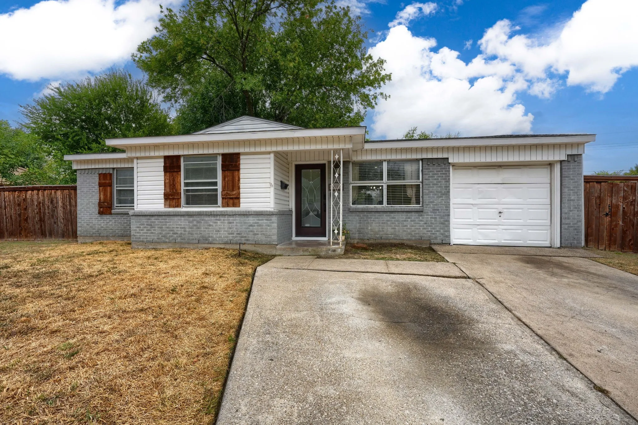 Single Family Residence For Sale in Dallas County , 4413 Hyde Park Drive, Mesquite, Texas 75150, 3 Bedroom, 1 Bathroom, 1 Garage spaces, 944 Sqft, built in 1957, mls#21400690, Real Estate Agent in Mesquite, Homes For Sale in Dallas county, Homes For Sale in Mesquite, Realtor in Mesquite Texas, Real Estate Brokerage Independent Realty Texas, Luminita Cordes Realtor