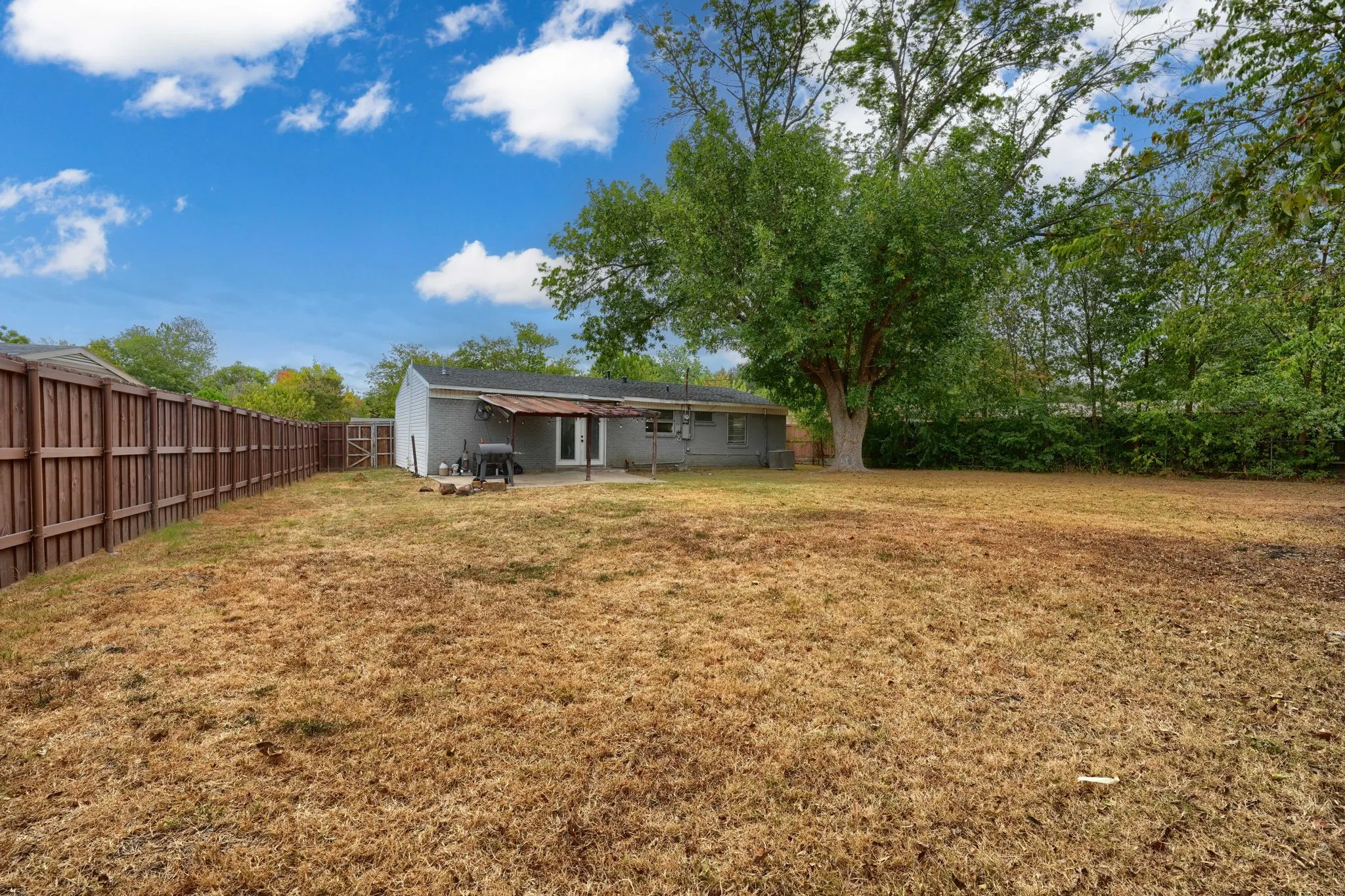 Single Family Residence For Sale in Dallas County , 4413 Hyde Park Drive, Mesquite, Texas 75150, 3 Bedroom, 1 Bathroom, 1 Garage spaces, 944 Sqft, built in 1957, mls#21400690, Real Estate Agent in Mesquite, Homes For Sale in Dallas county, Homes For Sale in Mesquite, Realtor in Mesquite Texas, Real Estate Brokerage Independent Realty Texas, Luminita Cordes Realtor