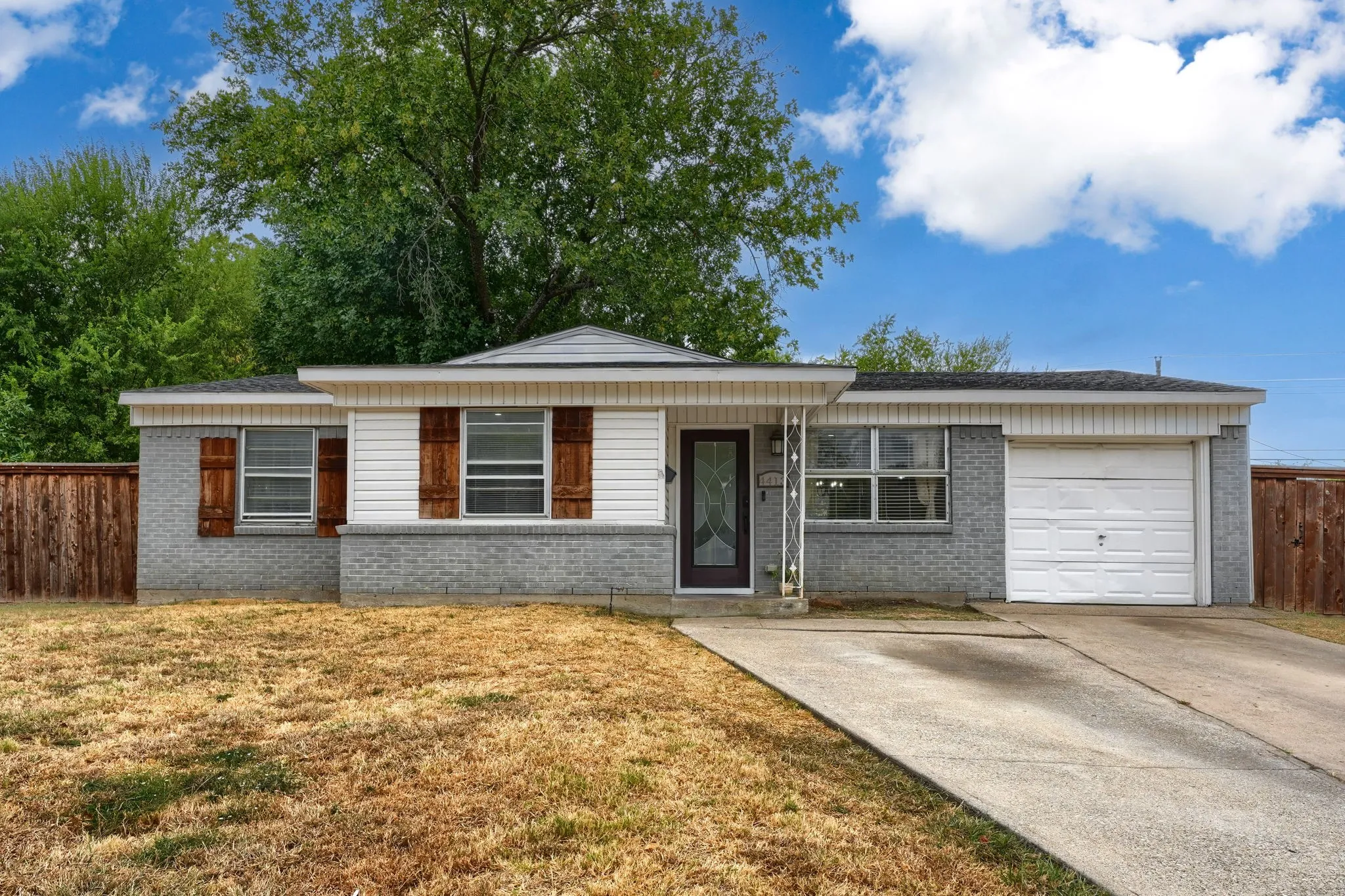 Single Family Residence For Sale in Dallas County , 4413 Hyde Park Drive, Mesquite, Texas 75150, 3 Bedroom, 1 Bathroom, 1 Garage spaces, 944 Sqft, built in 1957, mls#21400690, Real Estate Agent in Mesquite, Homes For Sale in Dallas county, Homes For Sale in Mesquite, Realtor in Mesquite Texas, Real Estate Brokerage Independent Realty Texas, Luminita Cordes Realtor