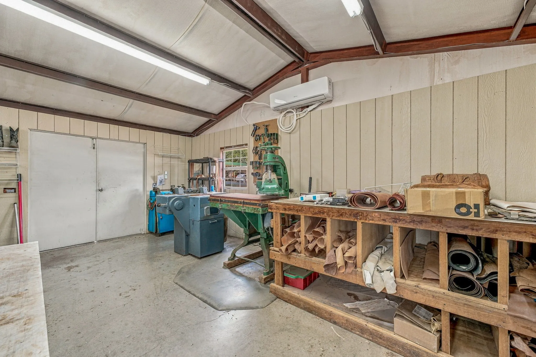 Farm For Sale in Erath County , 10392 US Highway 67, Stephenville, Texas 76401, 5 Bedroom, 4 Bathroom, 2 Garage spaces, 3,406 Sqft, built in 1977, mls#21399680, Real Estate Agent in Stephenville, Homes For Sale in Erath county, Homes For Sale in Stephenville, Realtor in Stephenville Texas, Real Estate Brokerage Independent Realty Texas, Luminita Cordes Realtor