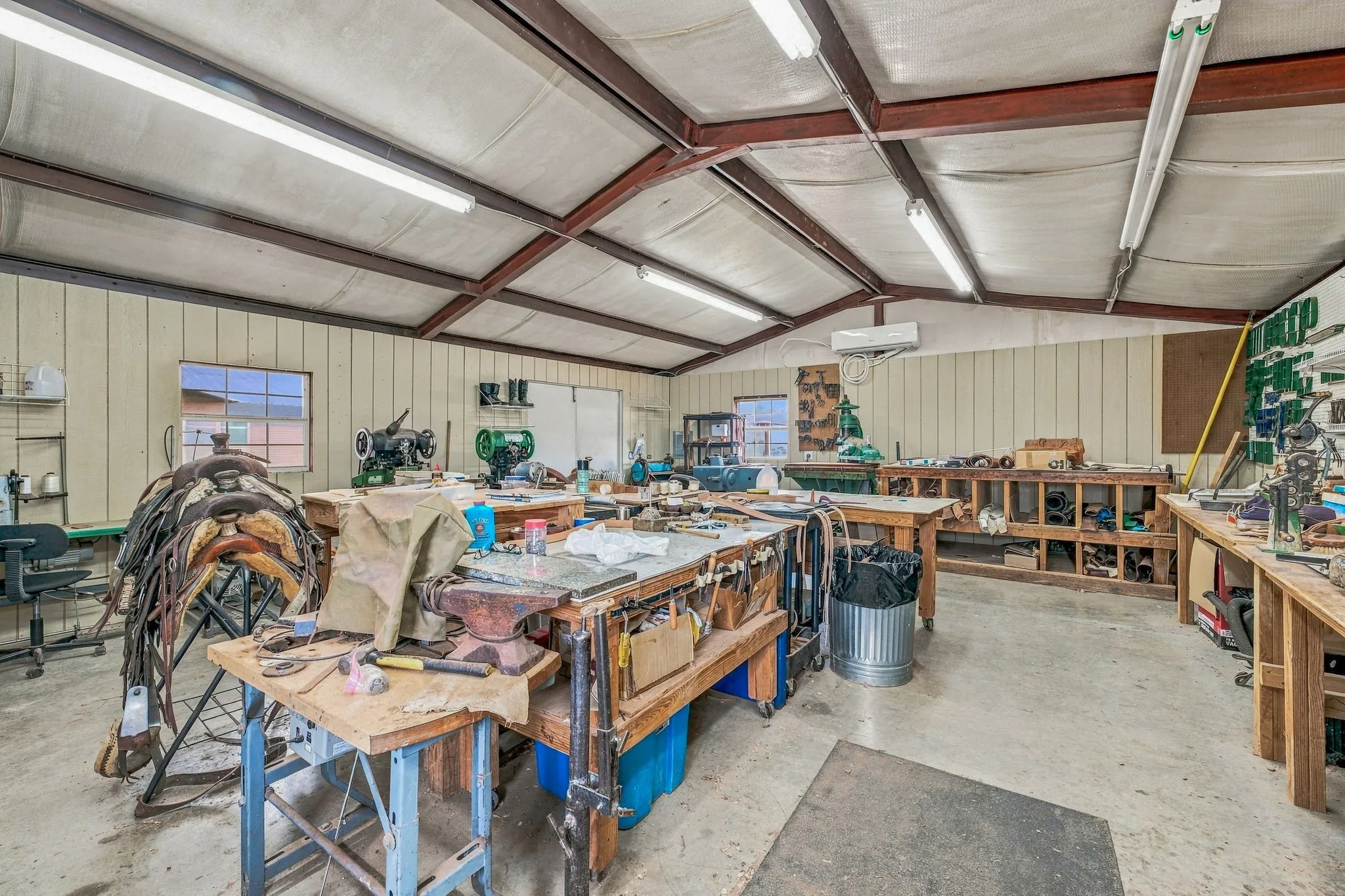 Farm For Sale in Erath County , 10392 US Highway 67, Stephenville, Texas 76401, 5 Bedroom, 4 Bathroom, 2 Garage spaces, 3,406 Sqft, built in 1977, mls#21399680, Real Estate Agent in Stephenville, Homes For Sale in Erath county, Homes For Sale in Stephenville, Realtor in Stephenville Texas, Real Estate Brokerage Independent Realty Texas, Luminita Cordes Realtor