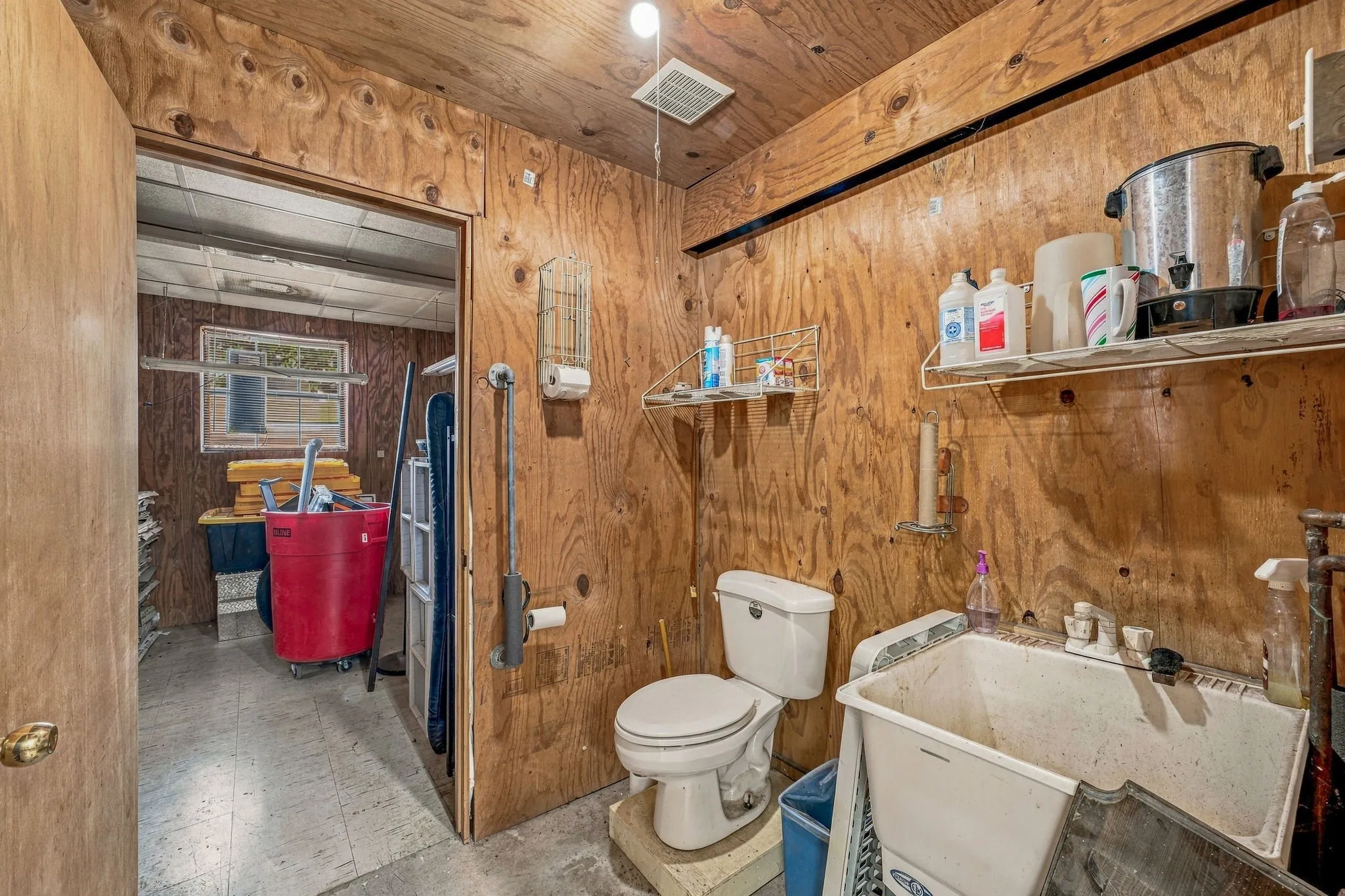 Farm For Sale in Erath County , 10392 US Highway 67, Stephenville, Texas 76401, 5 Bedroom, 4 Bathroom, 2 Garage spaces, 3,406 Sqft, built in 1977, mls#21399680, Real Estate Agent in Stephenville, Homes For Sale in Erath county, Homes For Sale in Stephenville, Realtor in Stephenville Texas, Real Estate Brokerage Independent Realty Texas, Luminita Cordes Realtor