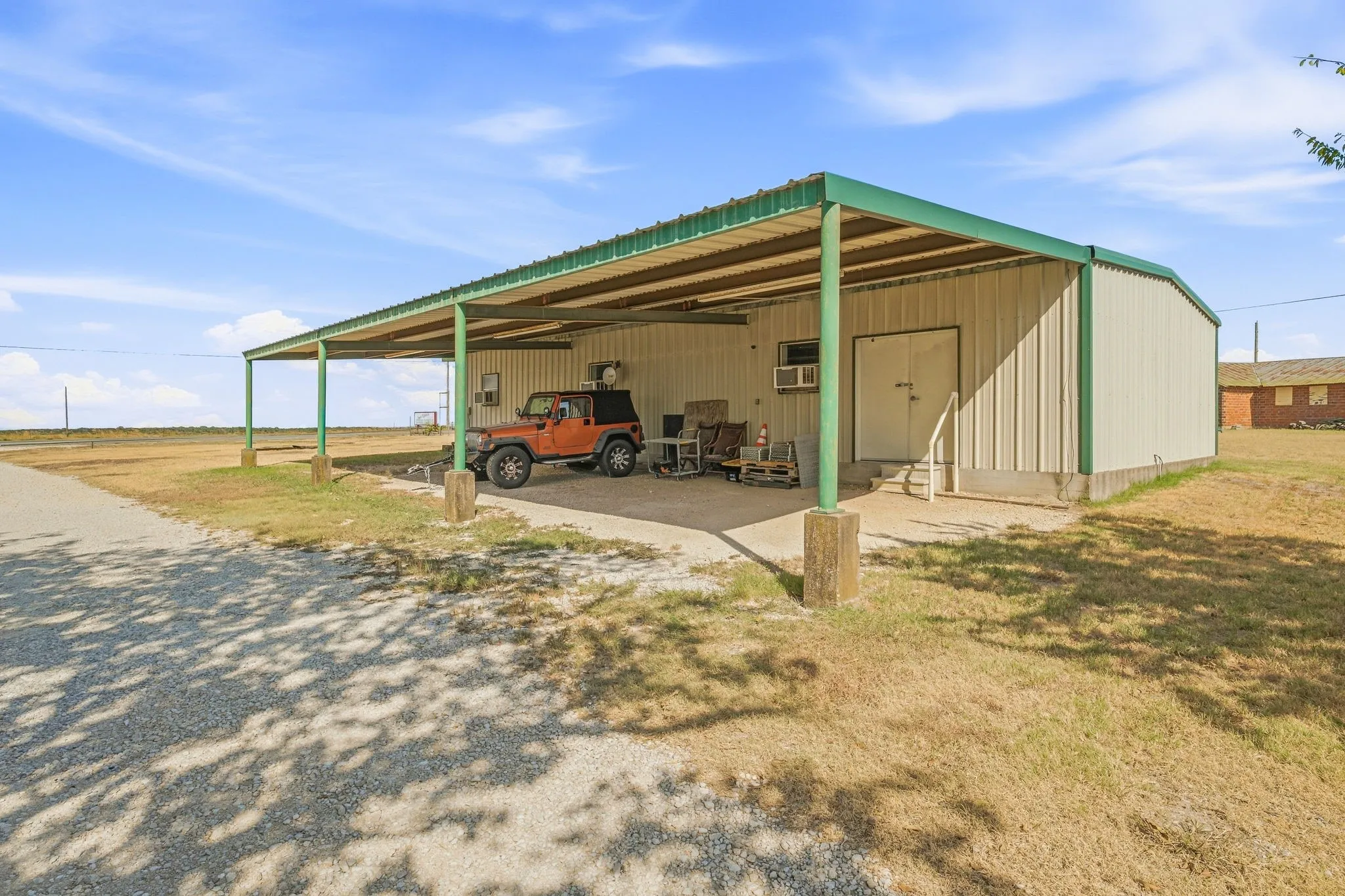 Farm For Sale in Erath County , 10392 US Highway 67, Stephenville, Texas 76401, 5 Bedroom, 4 Bathroom, 2 Garage spaces, 3,406 Sqft, built in 1977, mls#21399680, Real Estate Agent in Stephenville, Homes For Sale in Erath county, Homes For Sale in Stephenville, Realtor in Stephenville Texas, Real Estate Brokerage Independent Realty Texas, Luminita Cordes Realtor