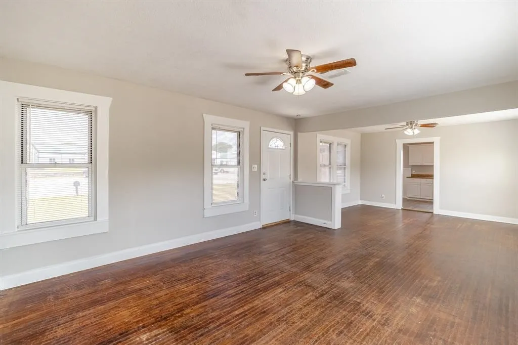 Single Family Residence For Rent in Tarrant County , 3708 Merrett Drive, Lake Worth, Texas 76135, 3 Bedroom, 1 Bathroom, Garage spaces, 1,750 Sqft, built in 1953, mls#21400756, Real Estate Agent in Lake Worth, Homes For Rent in Tarrant county, Homes For Rent in Lake Worth, Realtor in Lake Worth Texas, Real Estate Brokerage Independent Realty Texas, Luminita Cordes Realtor