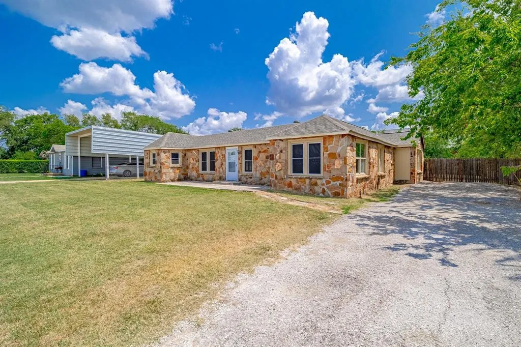 Single Family Residence For Rent in Tarrant County , 3708 Merrett Drive, Lake Worth, Texas 76135, 3 Bedroom, 1 Bathroom, Garage spaces, 1,750 Sqft, built in 1953, mls#21400756, Real Estate Agent in Lake Worth, Homes For Rent in Tarrant county, Homes For Rent in Lake Worth, Realtor in Lake Worth Texas, Real Estate Brokerage Independent Realty Texas, Luminita Cordes Realtor
